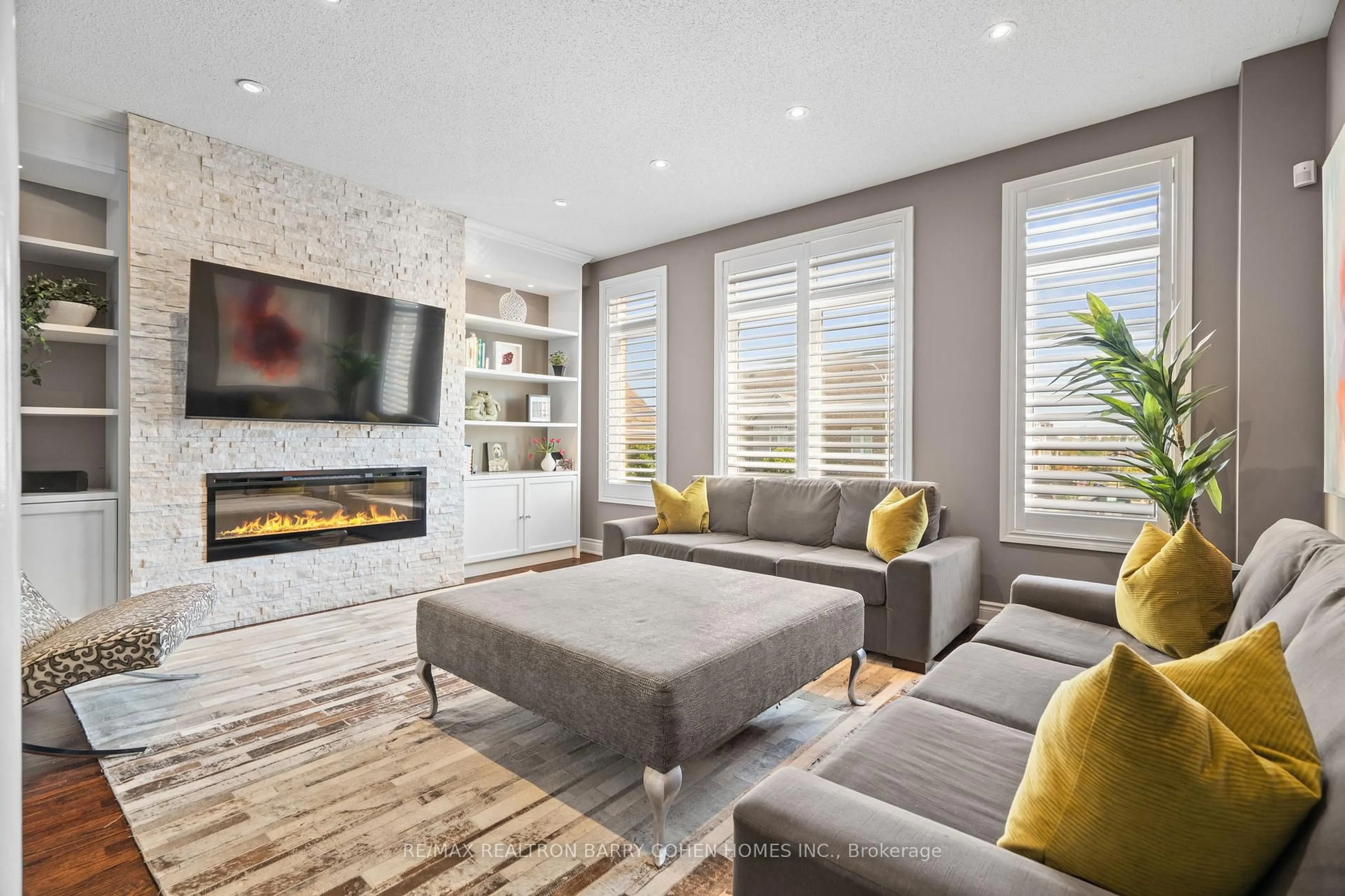 Living room with furniture, unknown for 28 Mistywood Cres, Vaughan Ontario L4J 9E6