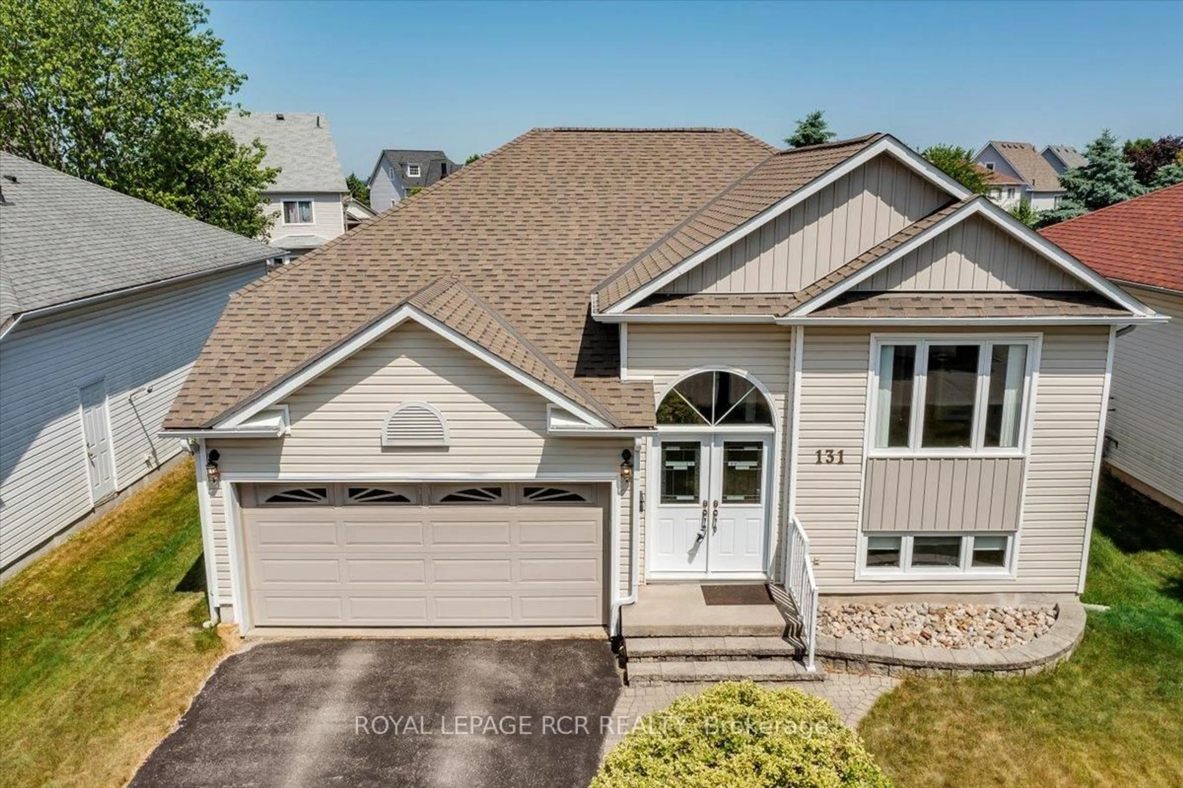 A pic from outside/outdoor area/front of a property/back of a property/a pic from drone, street for 131 Mainprize Cres, East Gwillimbury Ontario L0G 1M0