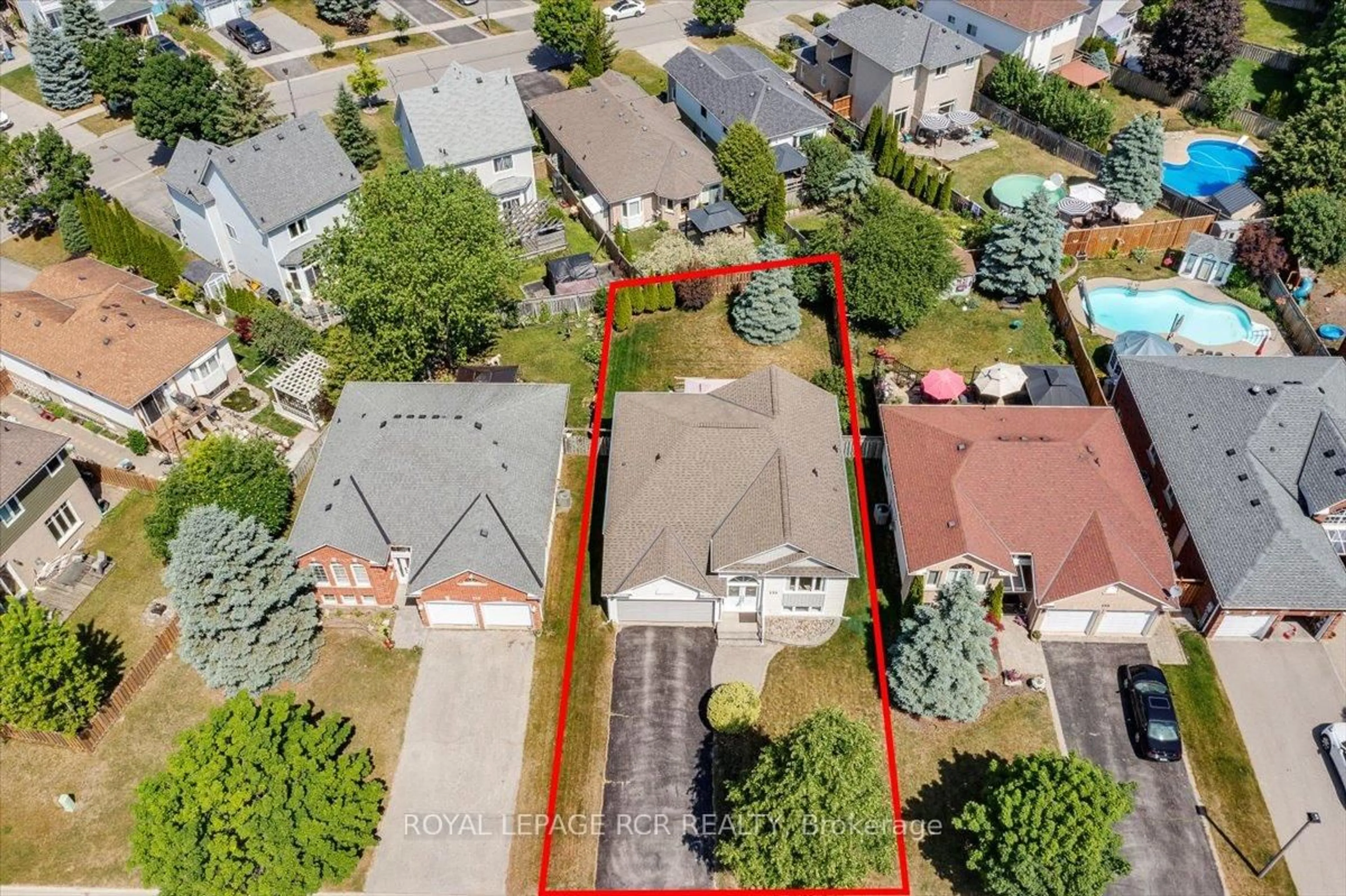 A pic from outside/outdoor area/front of a property/back of a property/a pic from drone, street for 131 Mainprize Cres, East Gwillimbury Ontario L0G 1M0