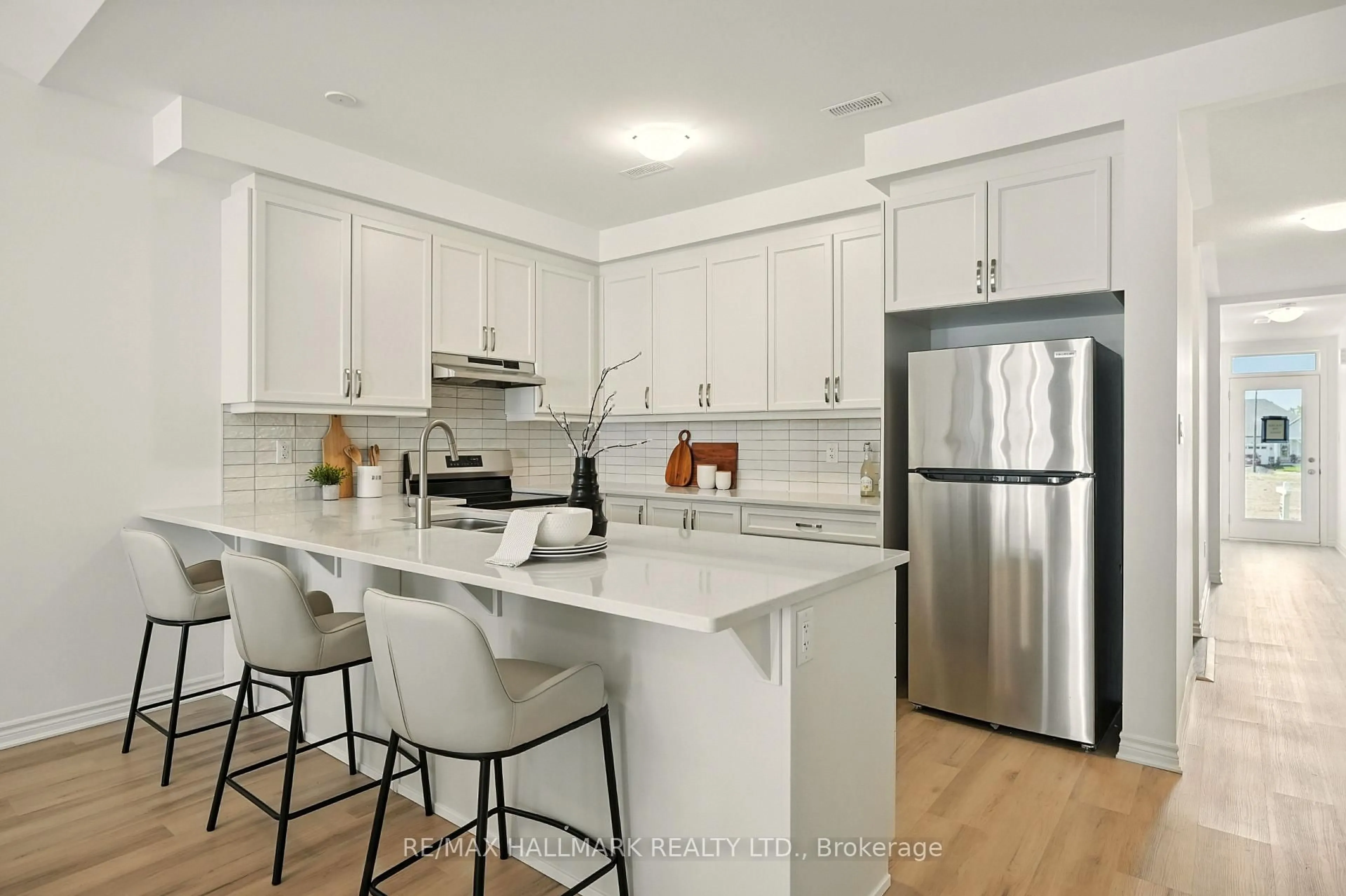 Open concept kitchen, unknown for 716 Keast Pl, Innisfil Ontario L9S 0S9