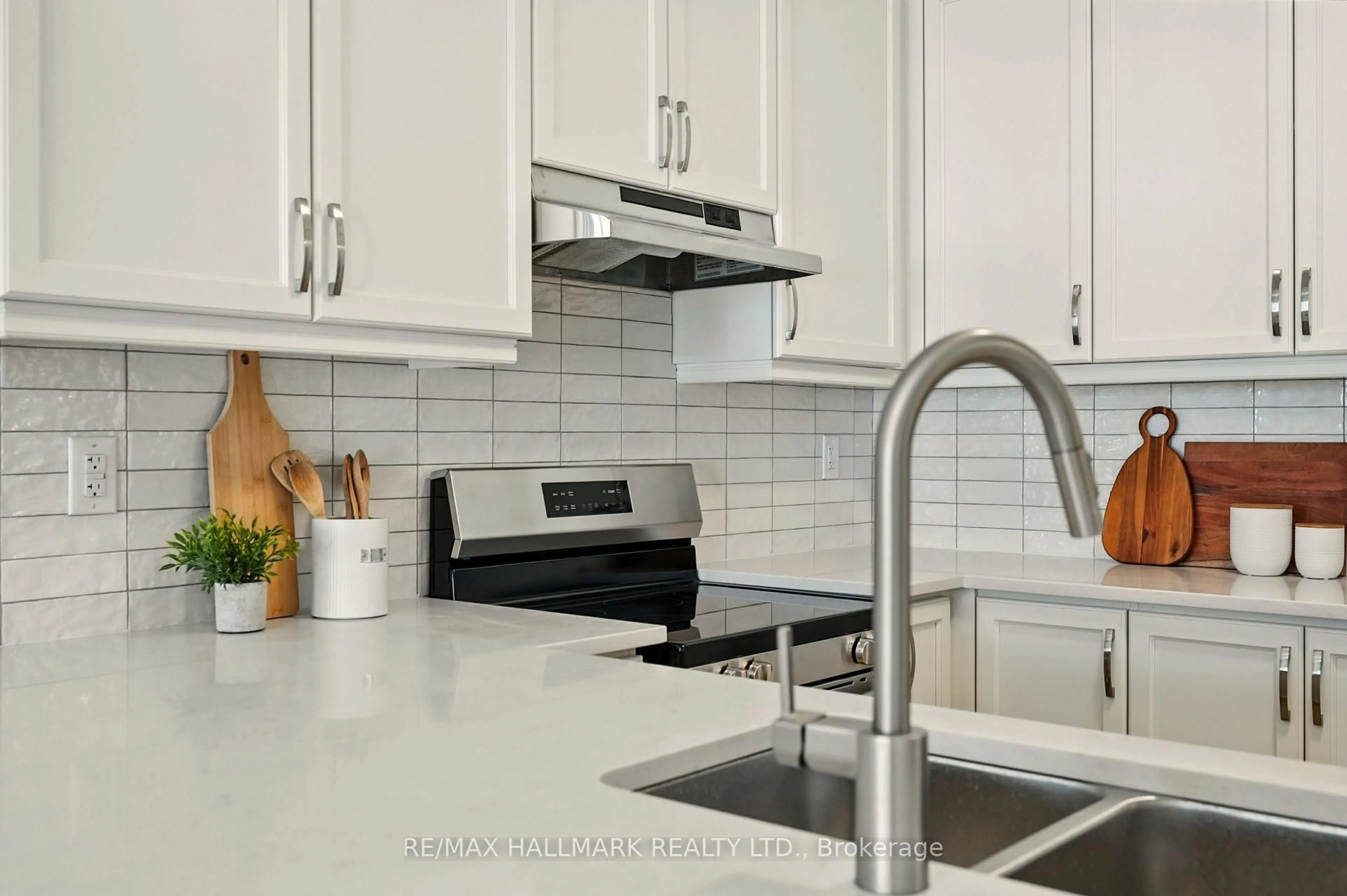 Contemporary kitchen, ceramic/tile floor for 716 Keast Pl, Innisfil Ontario L9S 0S9