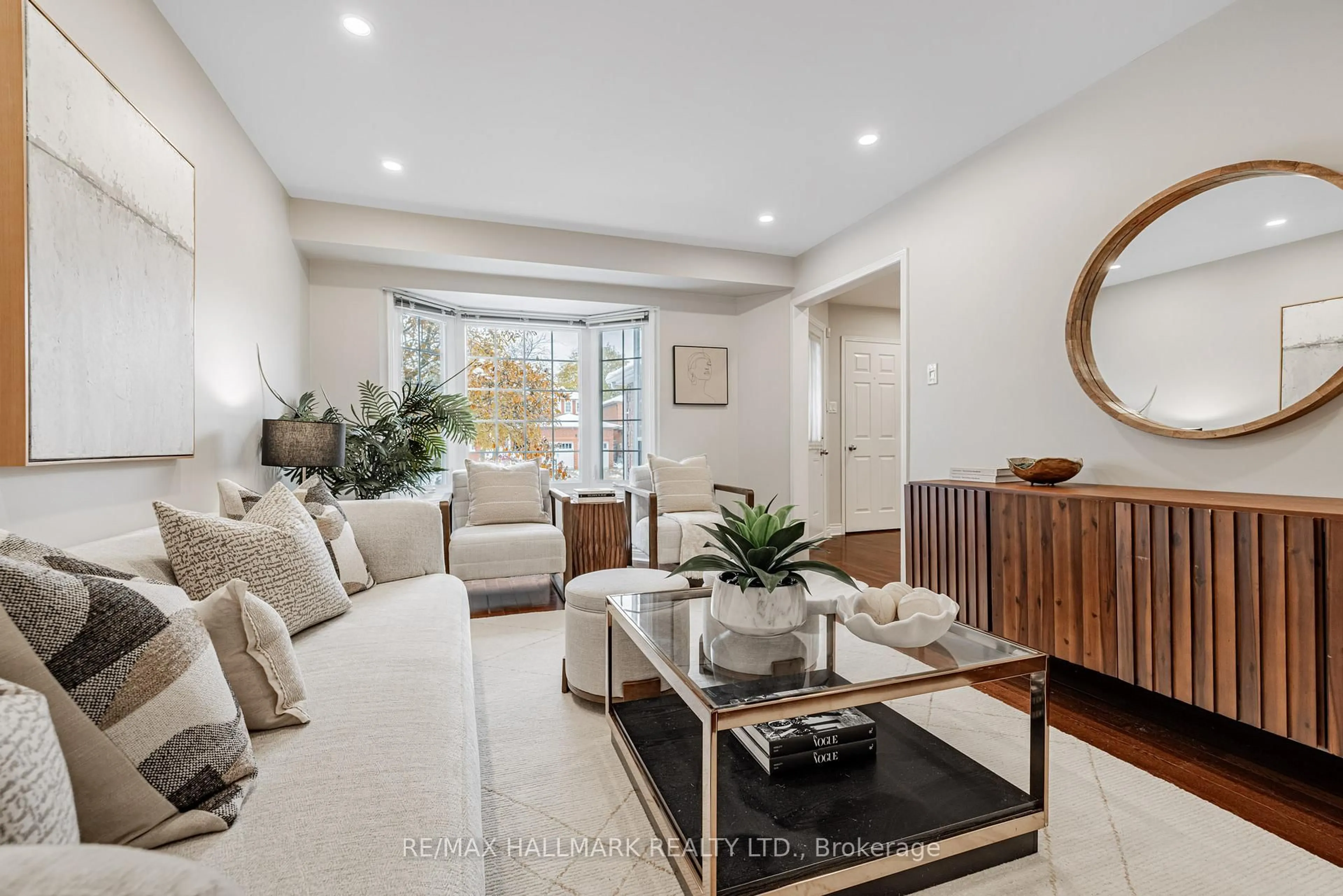 Living room with furniture, unknown for 29 Canterbury Crt, Richmond Hill Ontario L4C 8E4