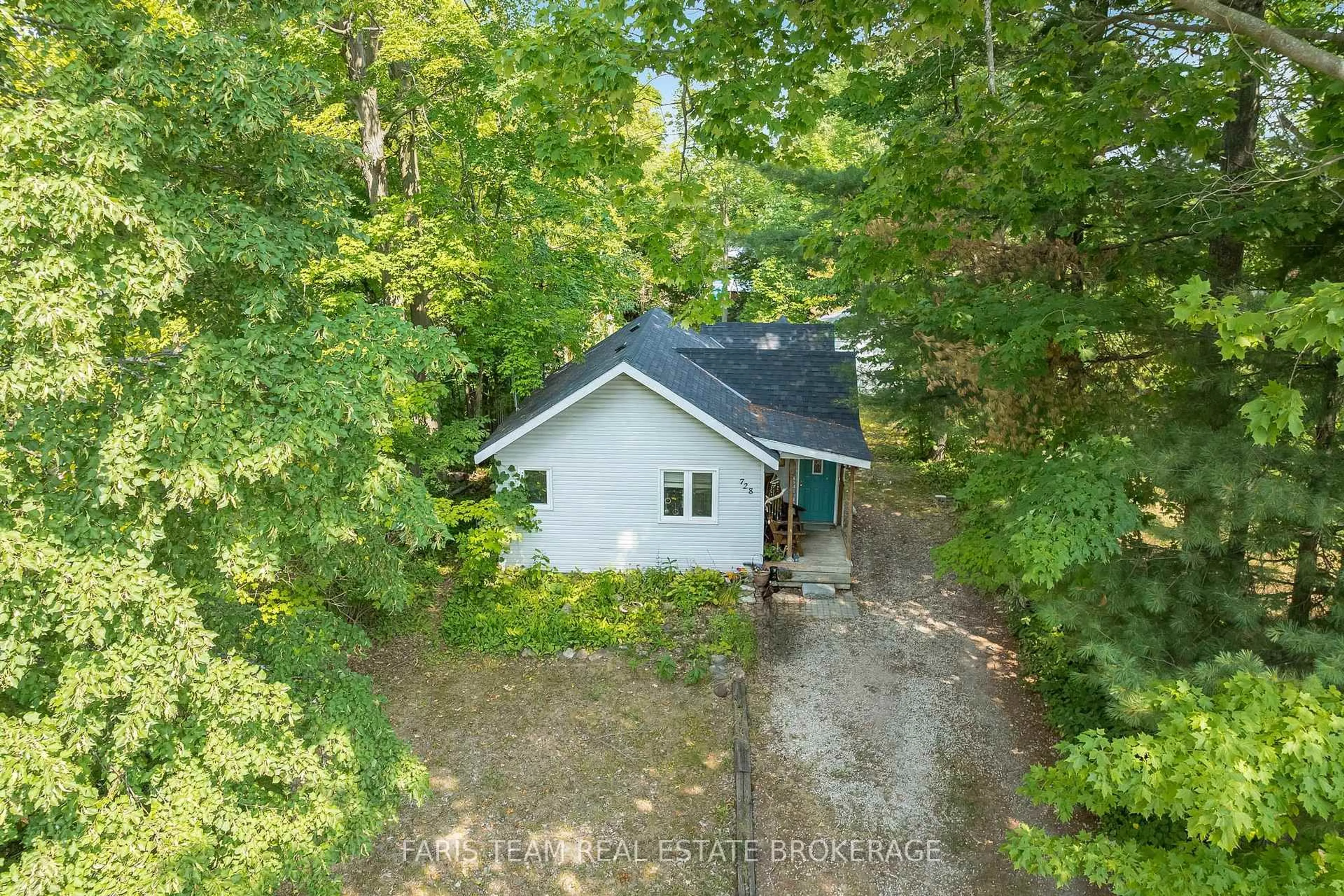 A pic from outside/outdoor area/front of a property/back of a property/a pic from drone, forest/trees view for 728 Hastings Ave, Innisfil Ontario L9S 1Z3