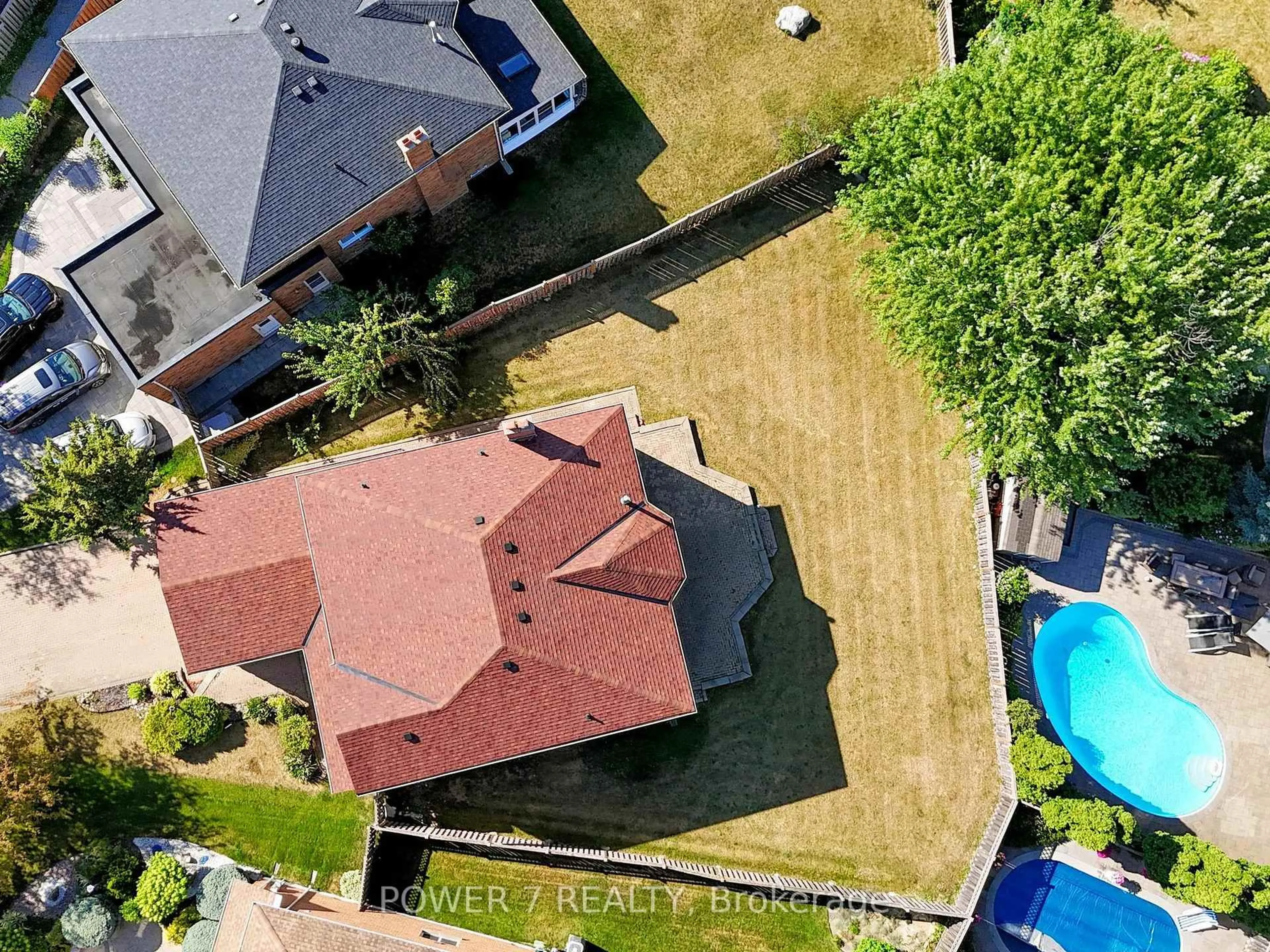A pic from outside/outdoor area/front of a property/back of a property/a pic from drone, street for 54 Hewlett Cres, Markham Ontario L3P 7J7