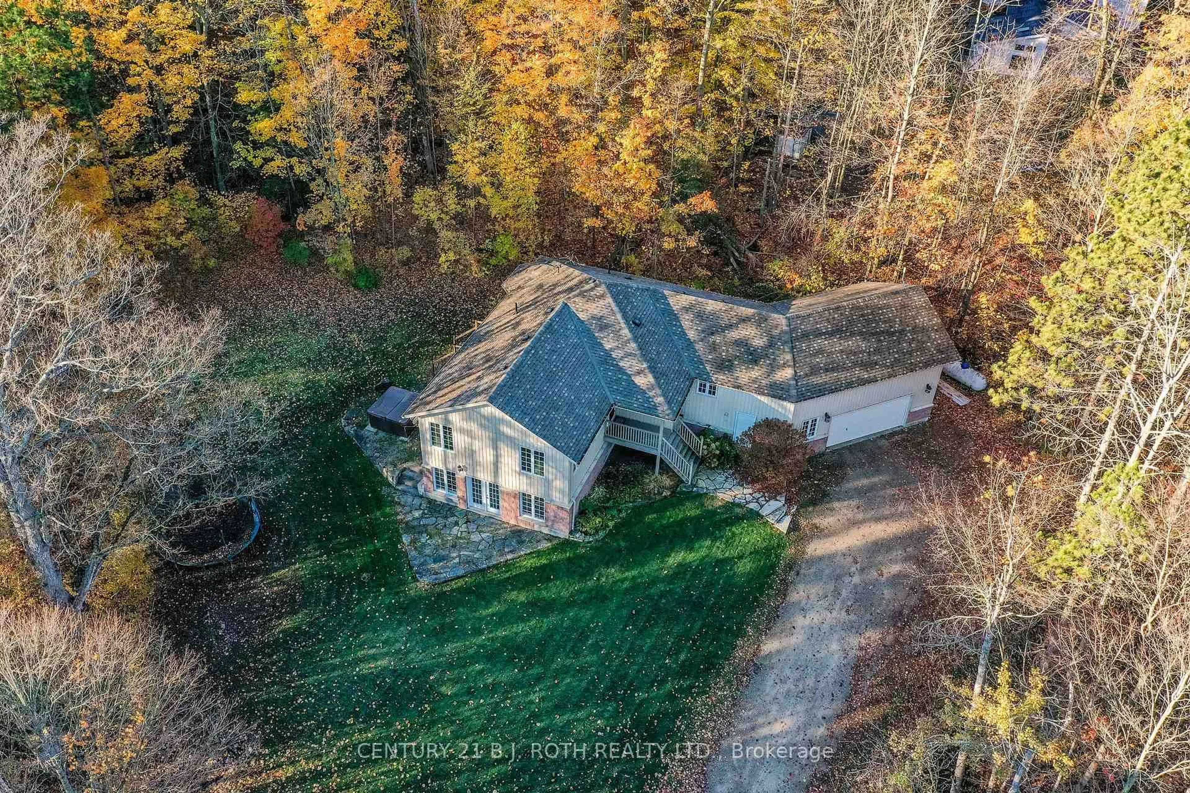 A pic from outside/outdoor area/front of a property/back of a property/a pic from drone, unknown for 4927 25 Side Rd, Essa Ontario L4M 4S4