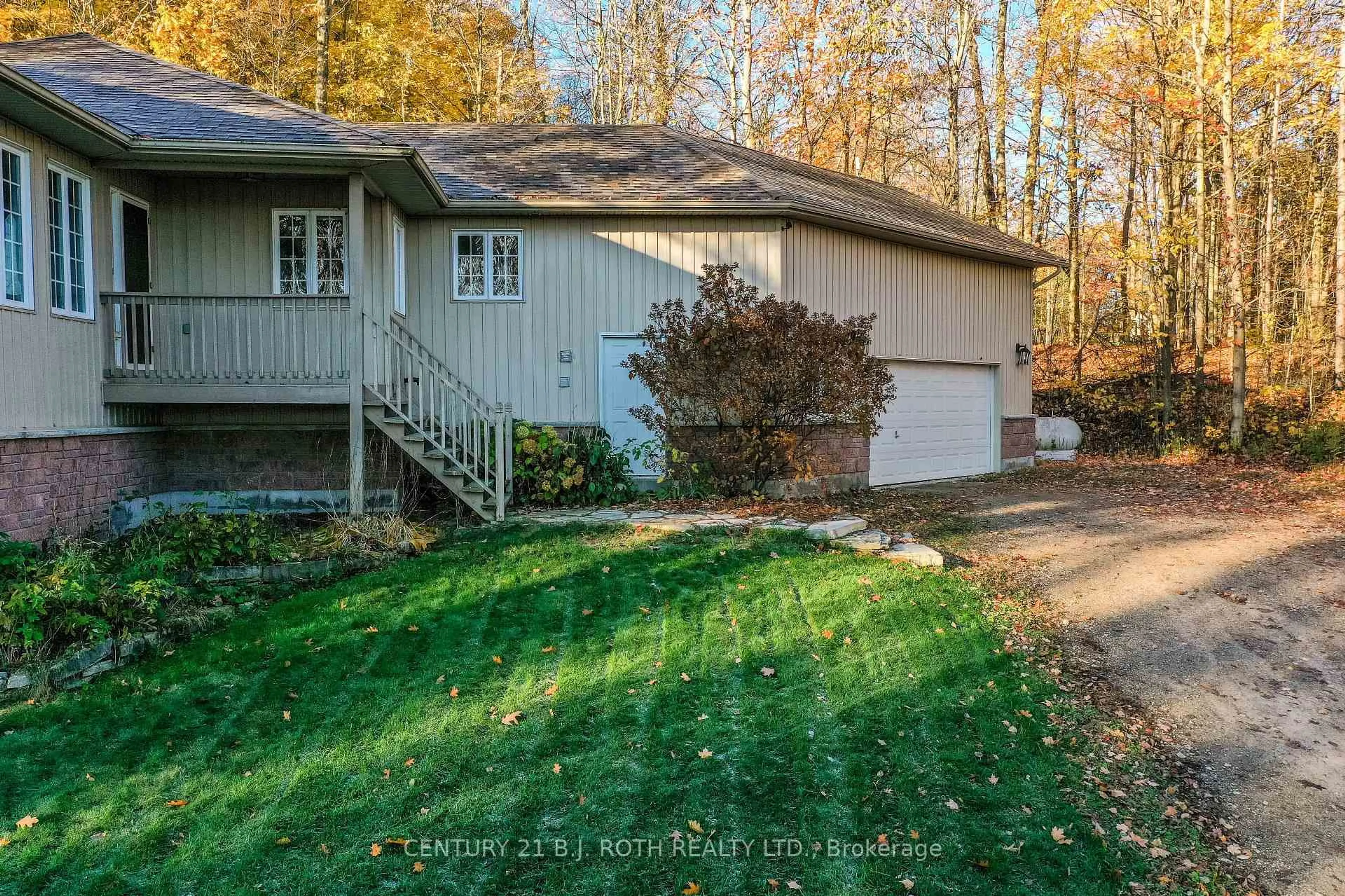 Home with vinyl exterior material, unknown for 4927 25 Side Rd, Essa Ontario L4M 4S4