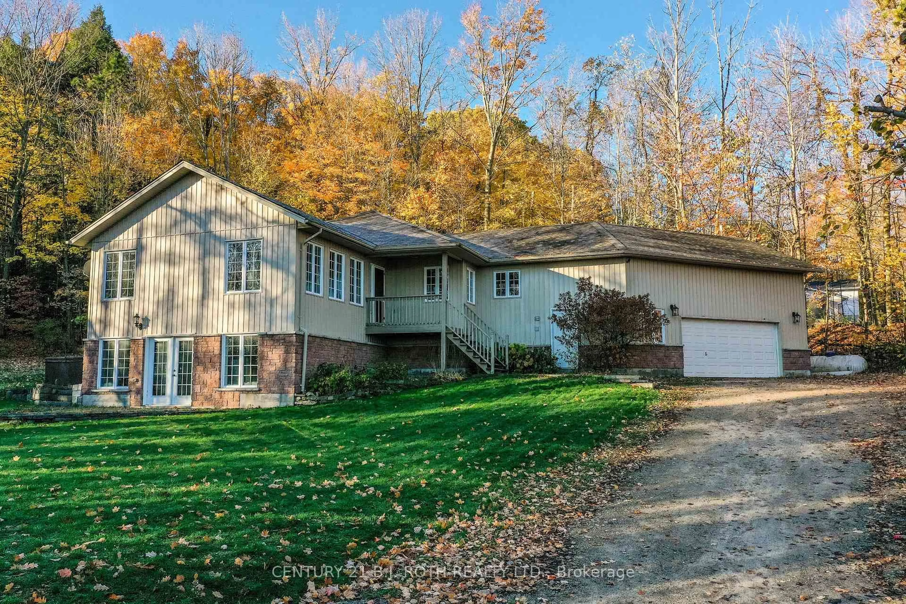 Home with vinyl exterior material, unknown for 4927 25 Side Rd, Essa Ontario L4M 4S4