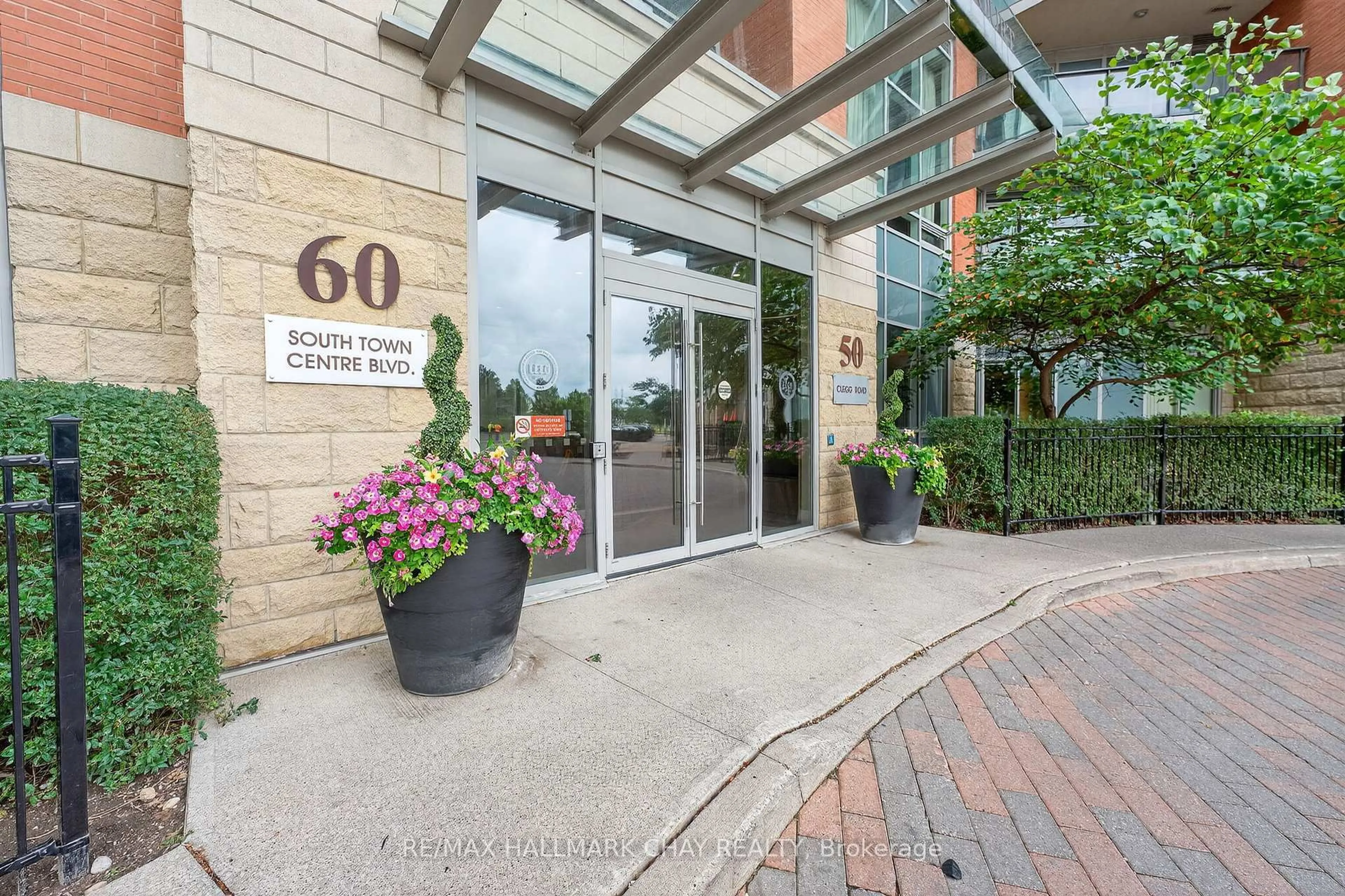 Indoor foyer for 60 South Town Centre Blvd #819, Markham Ontario L6G 0C5