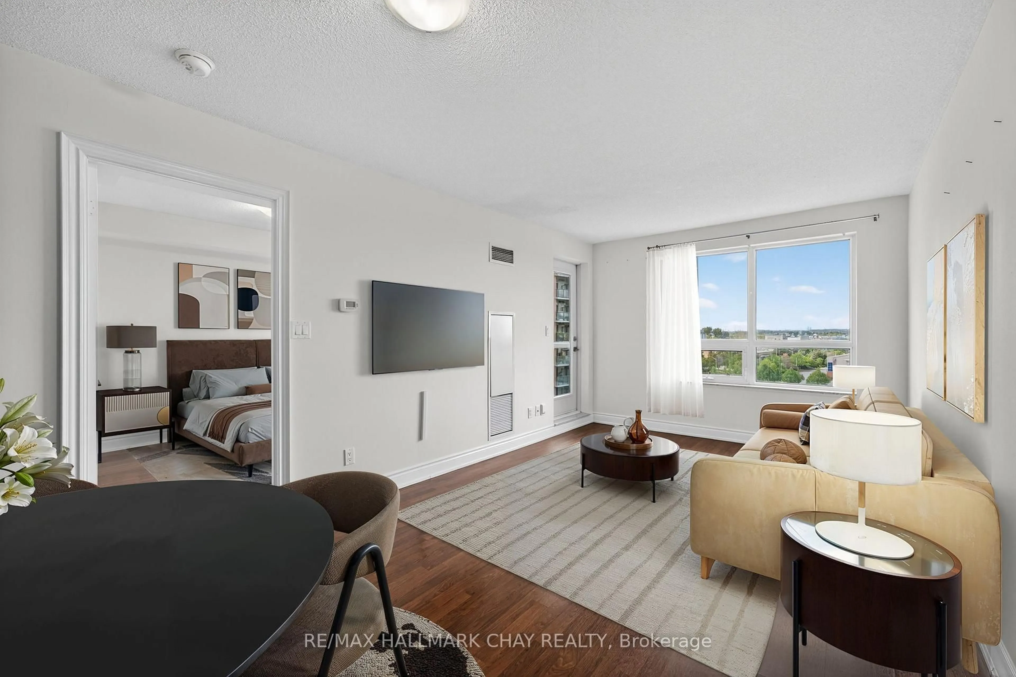 Living room with furniture, unknown for 60 South Town Centre Blvd #819, Markham Ontario L6G 0C5