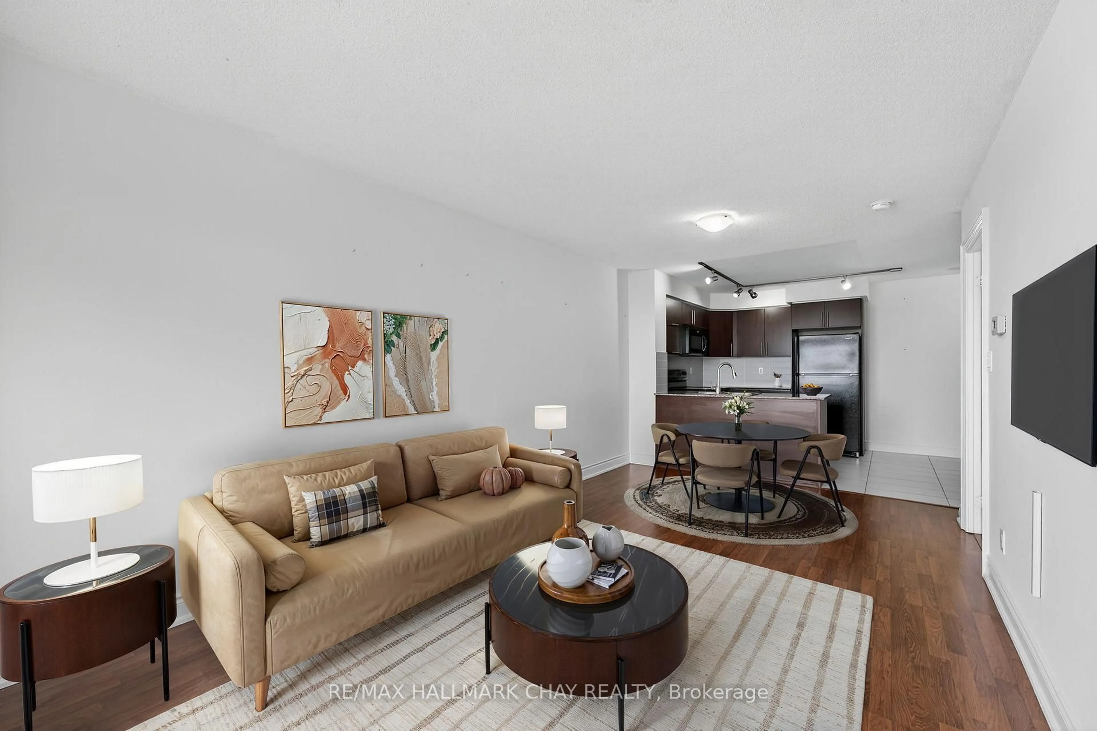 Living room with furniture, unknown for 60 South Town Centre Blvd #819, Markham Ontario L6G 0C5