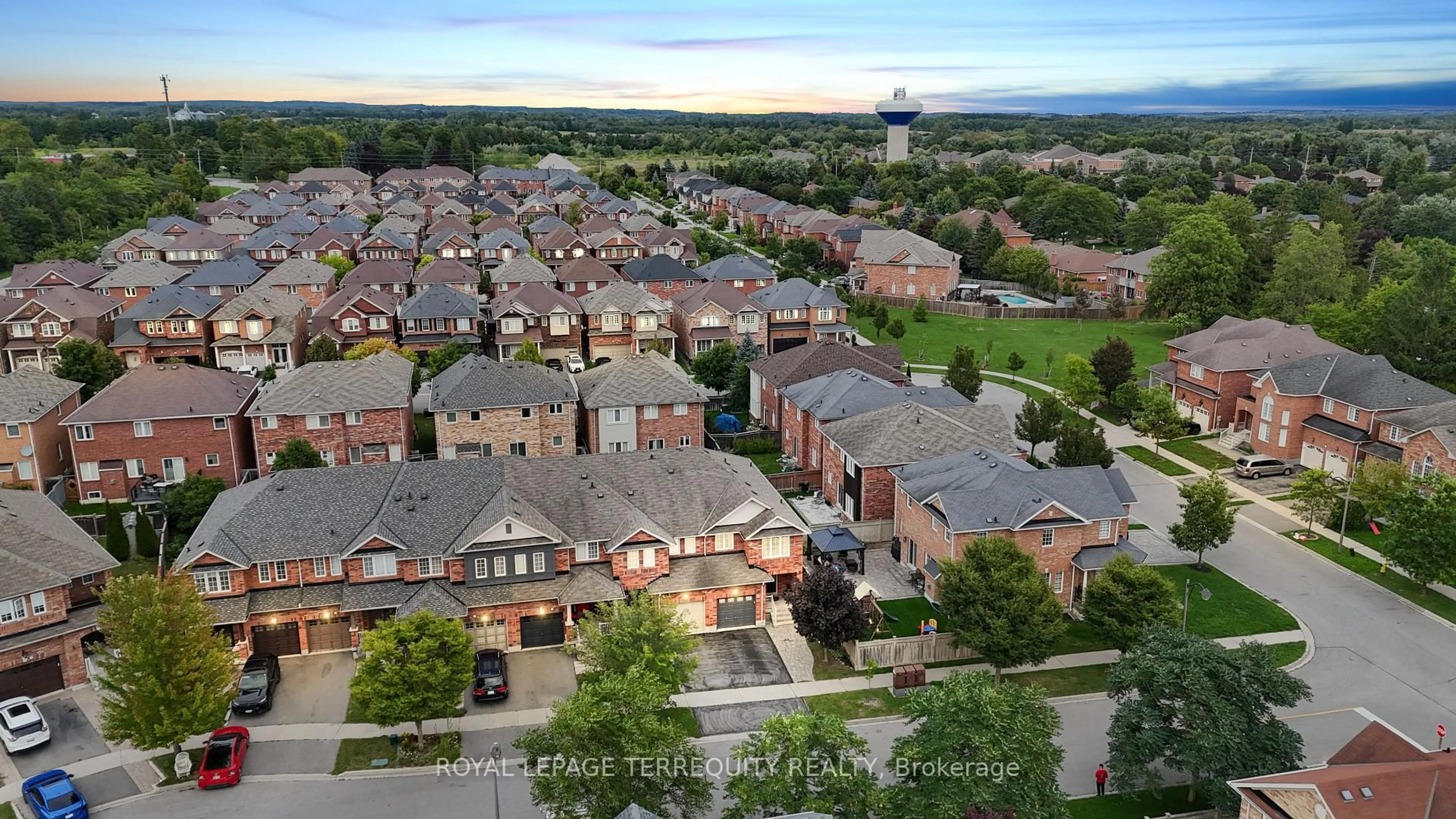 A pic from outside/outdoor area/front of a property/back of a property/a pic from drone, city buildings view from balcony for 319 Penndutch Circ, Whitchurch-Stouffville Ontario L4A 0P2
