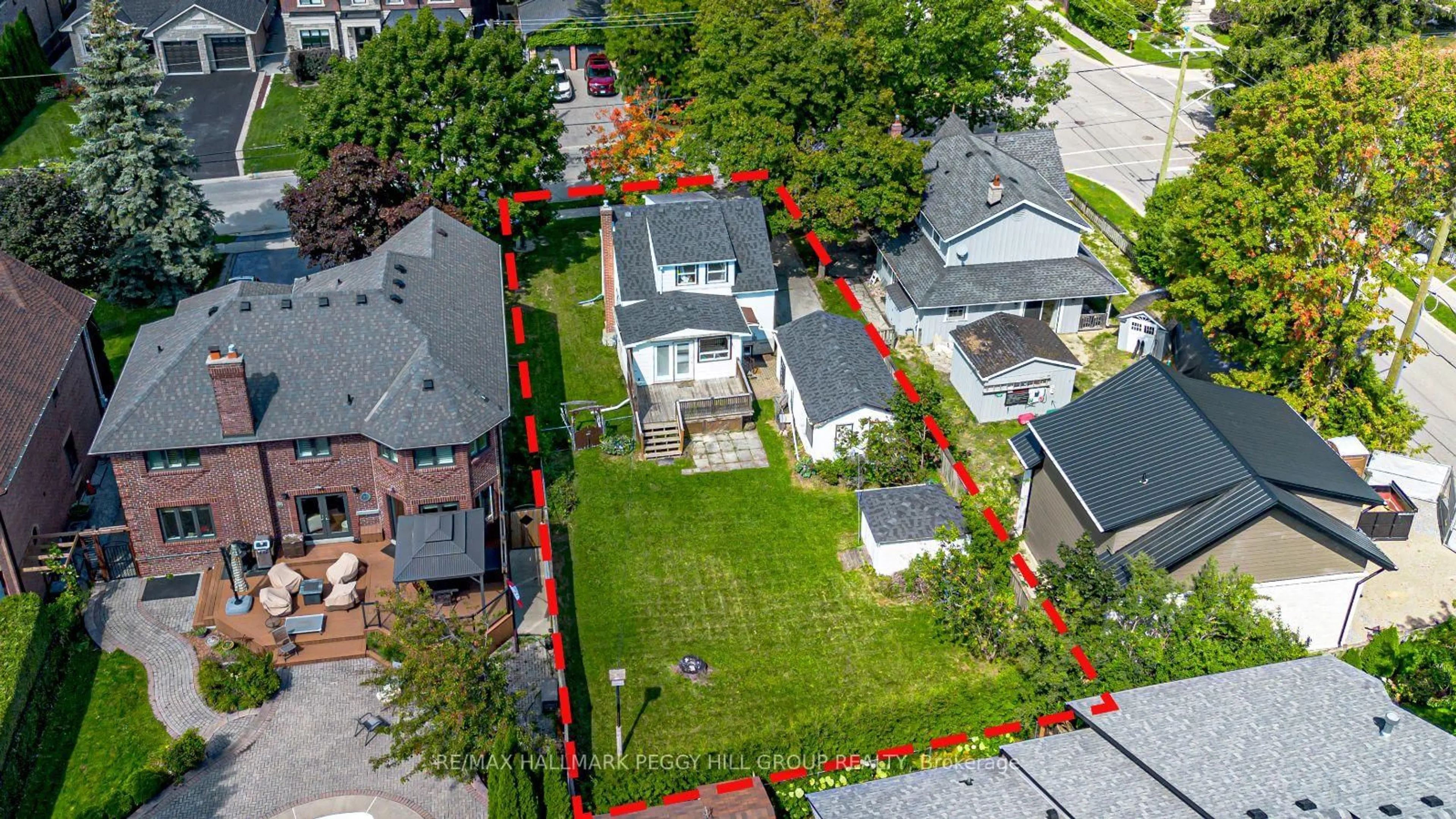 A pic from outside/outdoor area/front of a property/back of a property/a pic from drone, street for 85 Tyler St, Aurora Ontario L4G 2N4