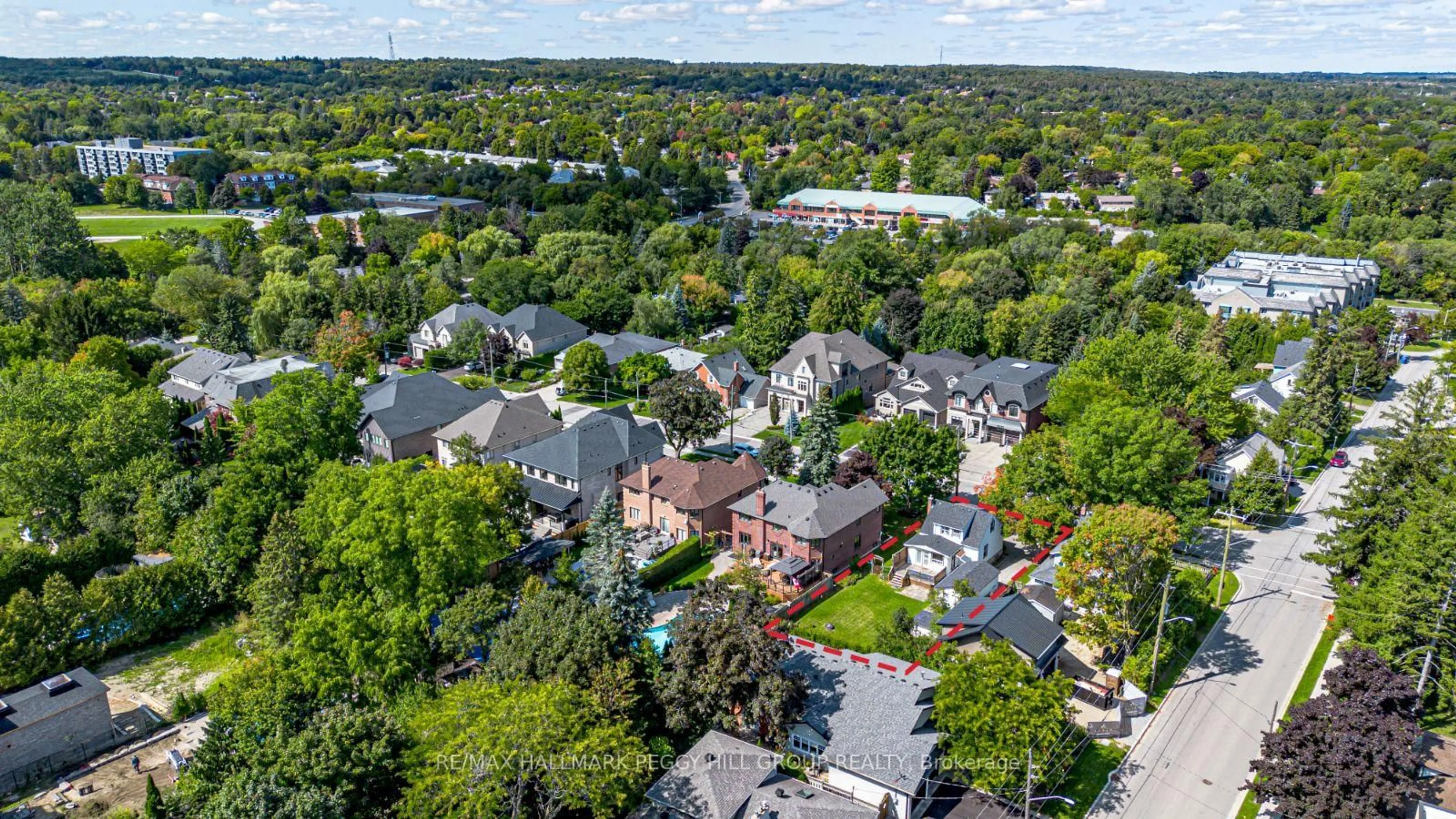 A pic from outside/outdoor area/front of a property/back of a property/a pic from drone, city buildings view from balcony for 85 Tyler St, Aurora Ontario L4G 2N4