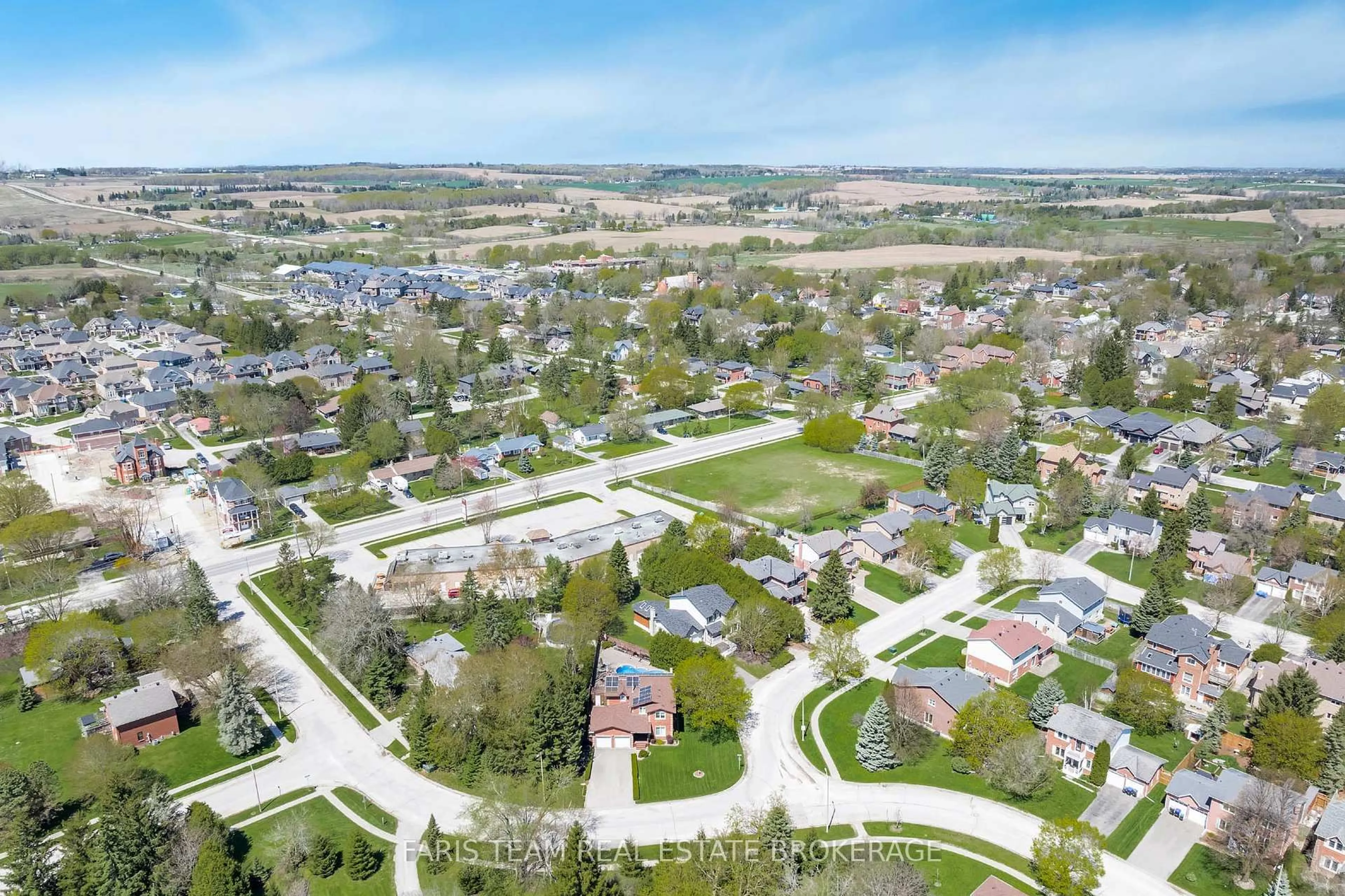 A pic from outside/outdoor area/front of a property/back of a property/a pic from drone, street for 2 Heritage Rd, Innisfil Ontario L0L 1L0