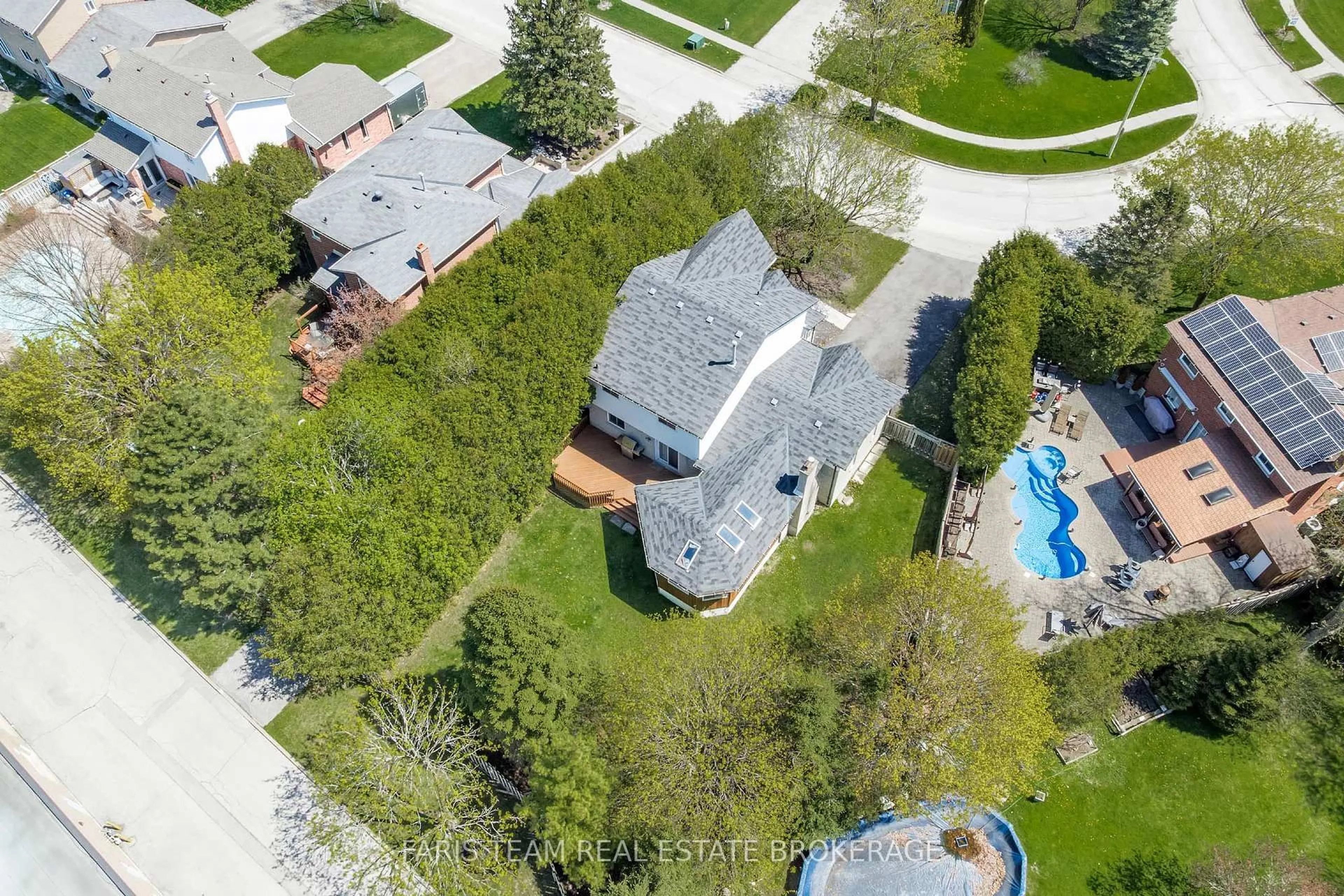 A pic from outside/outdoor area/front of a property/back of a property/a pic from drone, street for 2 Heritage Rd, Innisfil Ontario L0L 1L0