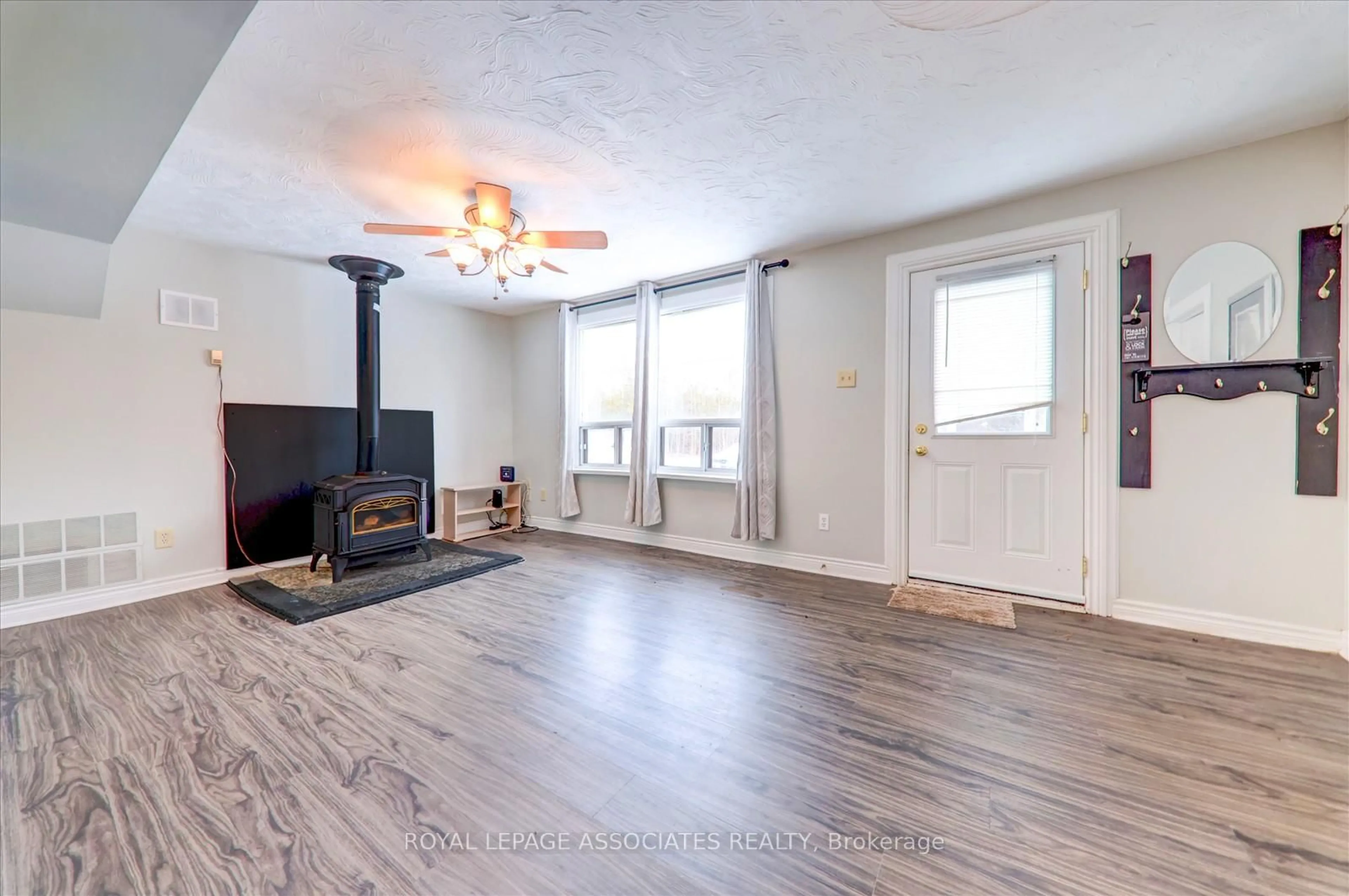 Living room with furniture, wood/laminate floor for 21654 Warden Ave, East Gwillimbury Ontario L0G 1R0