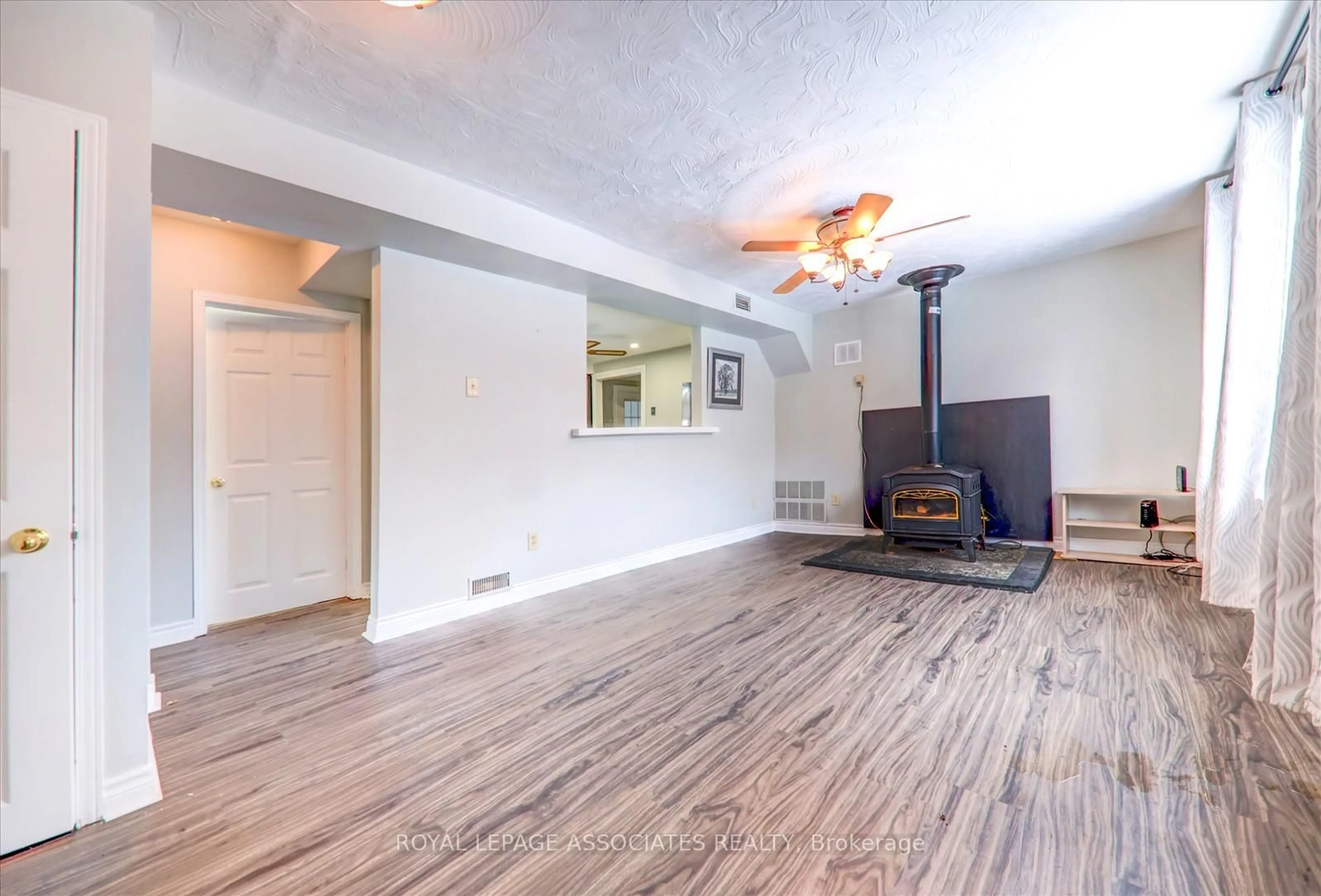 Unknown for 21654 Warden Ave, East Gwillimbury Ontario L0G 1R0