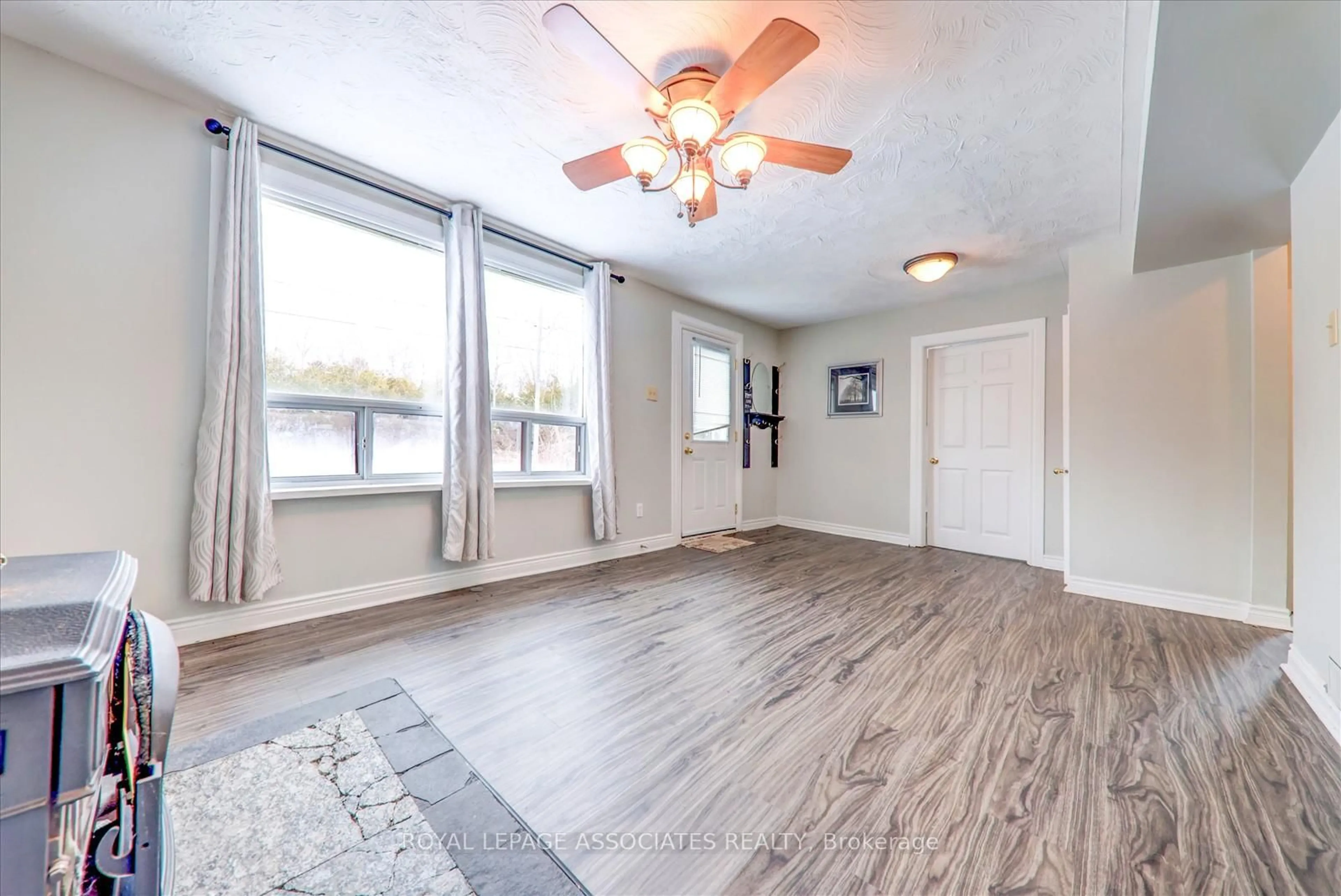 A pic of a room for 21654 Warden Ave, East Gwillimbury Ontario L0G 1R0