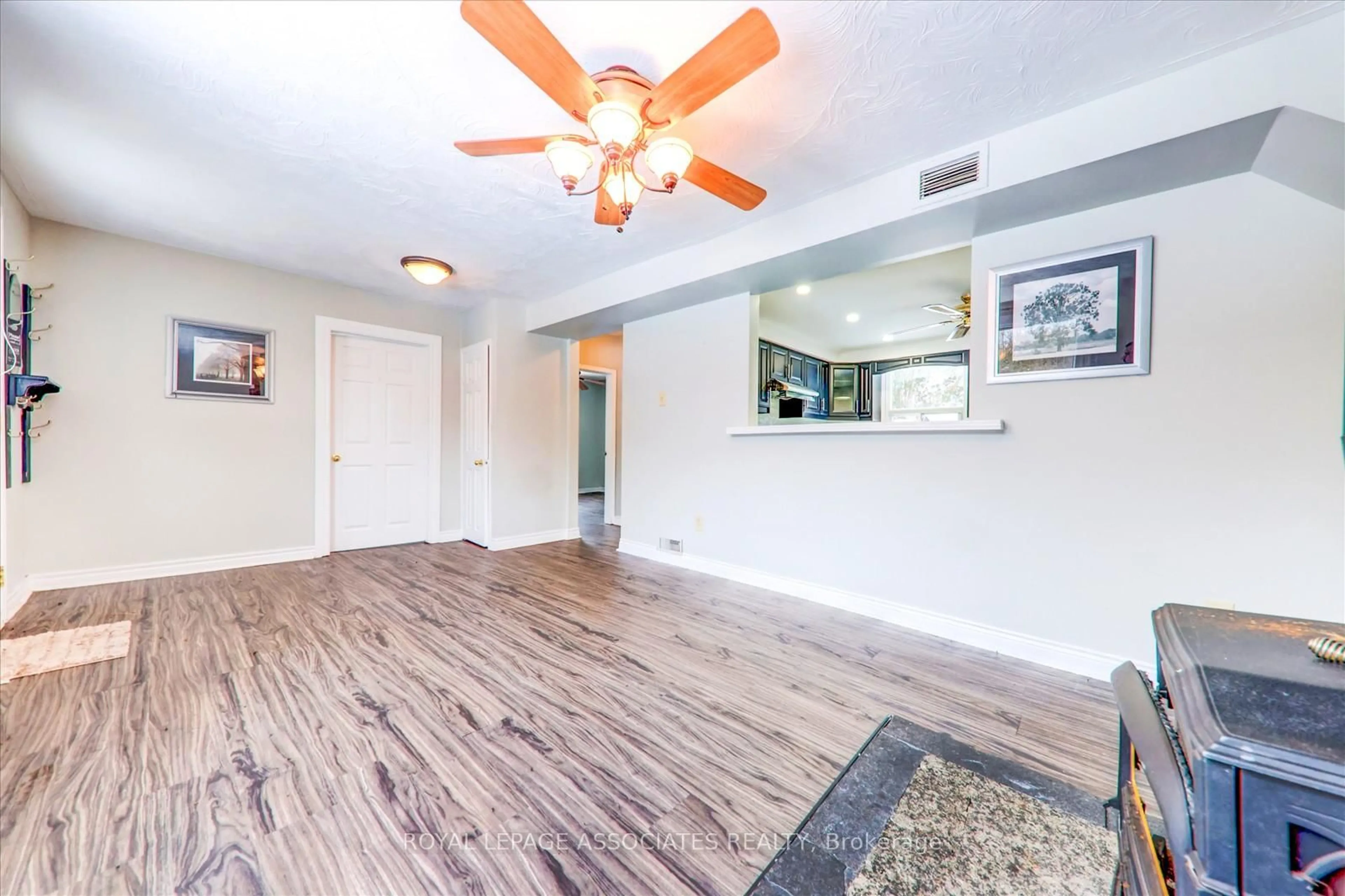 A pic of a room for 21654 Warden Ave, East Gwillimbury Ontario L0G 1R0