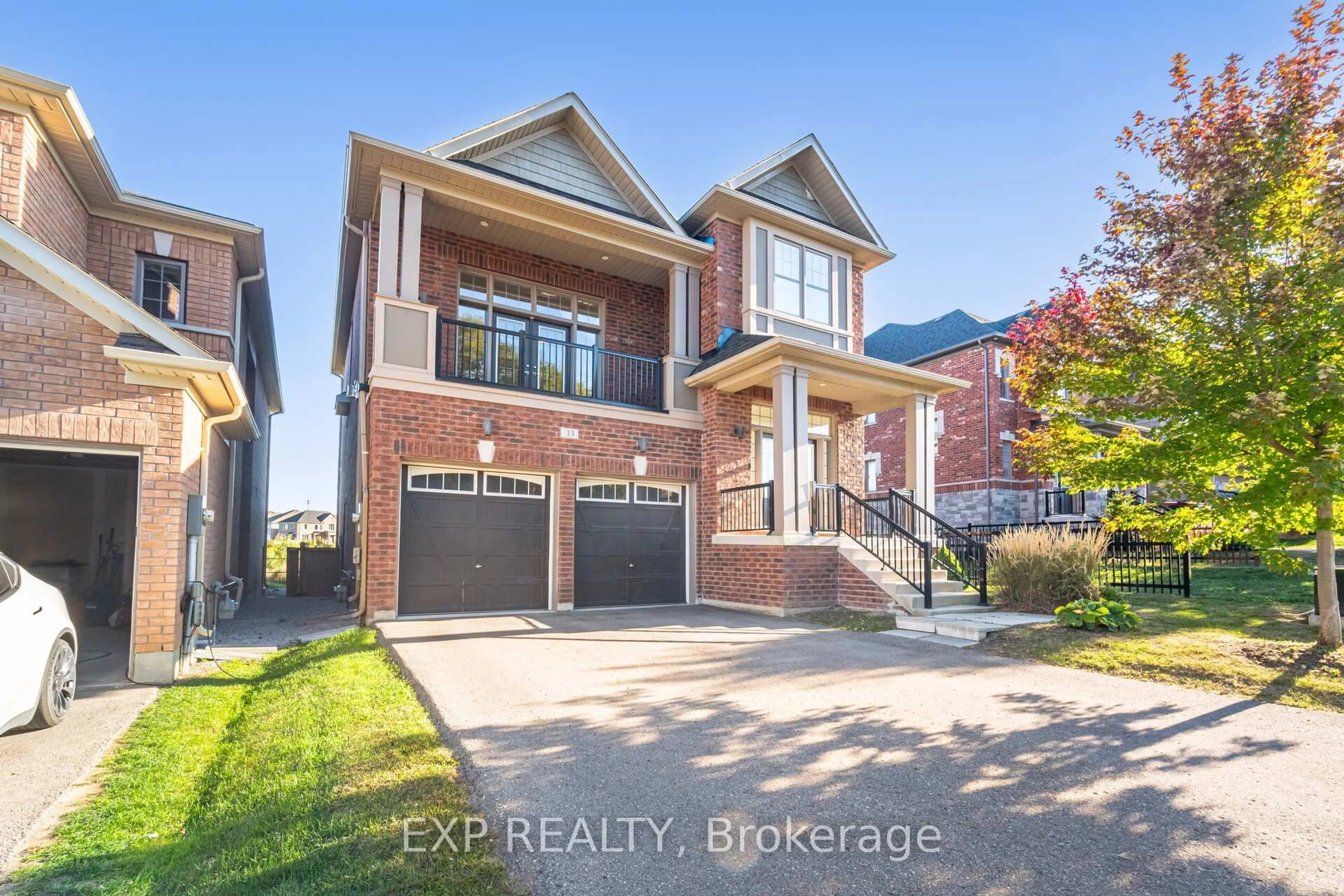 Home with brick exterior material, street for 33 Charlotte Abby Dr, East Gwillimbury Ontario L9N 0T1