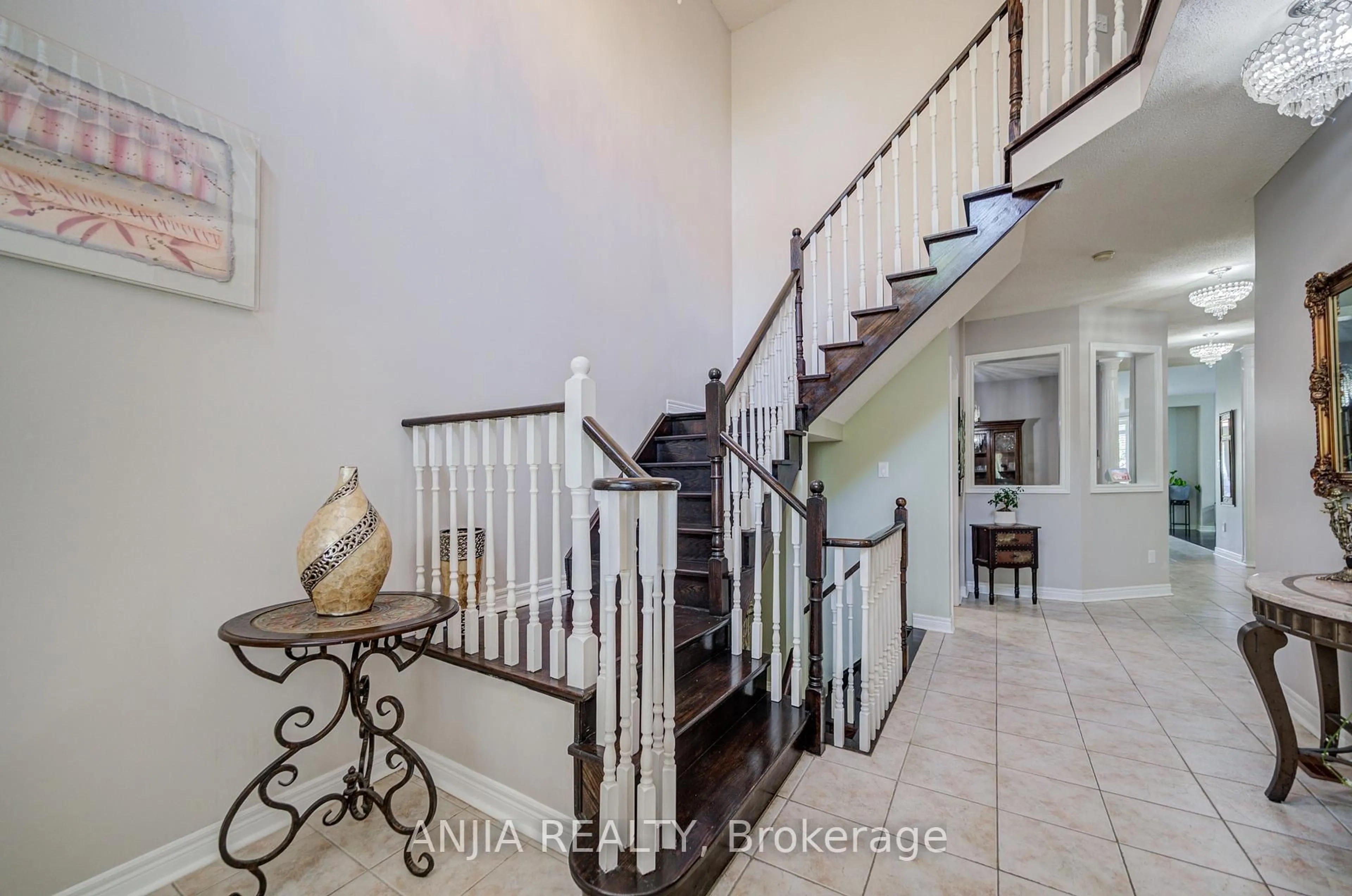 Indoor foyer for 384 Highglen Ave, Markham Ontario L3S 4J3