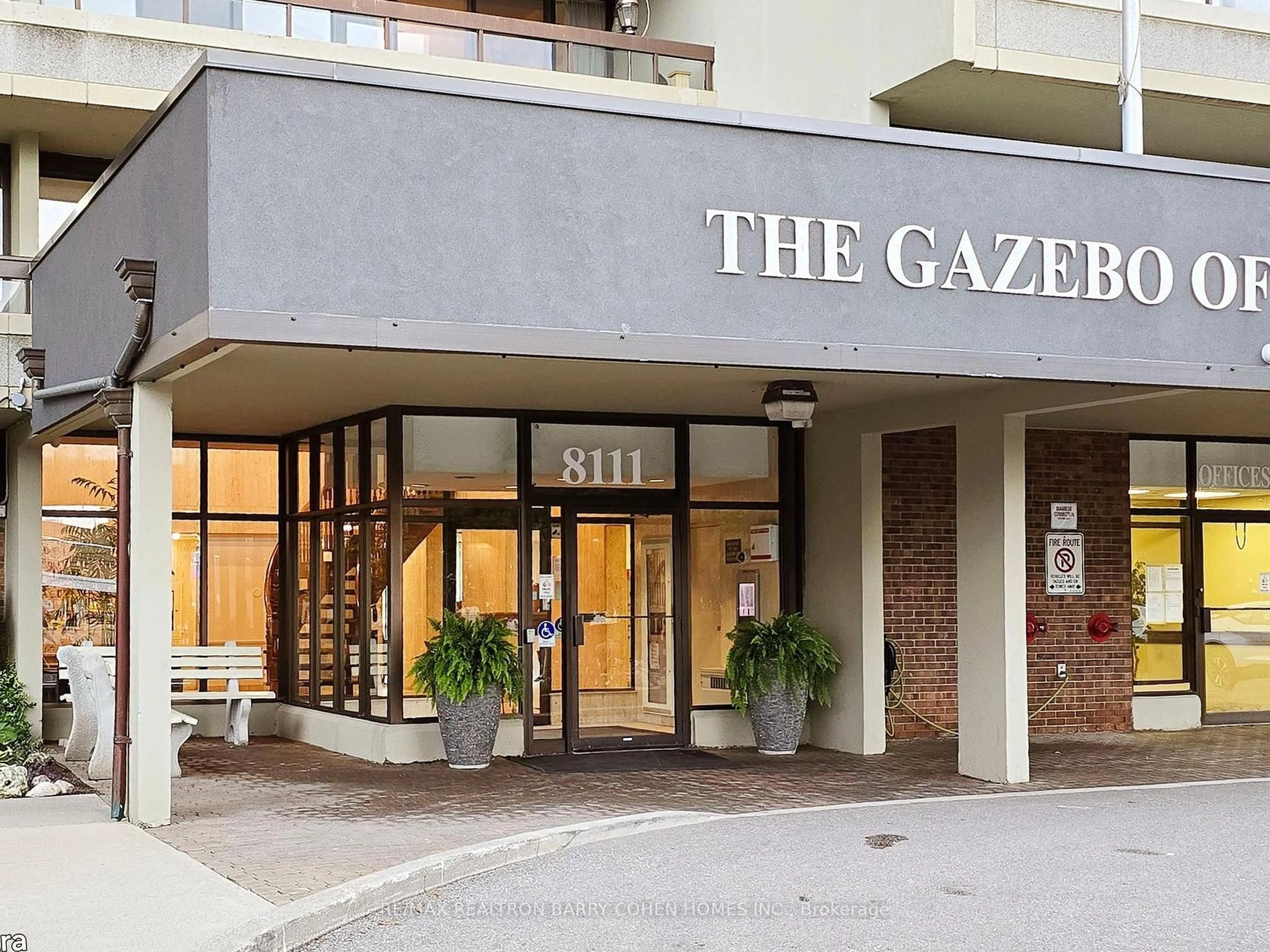 Indoor foyer for 8111 Yonge St #705, Markham Ontario L3T 4V9