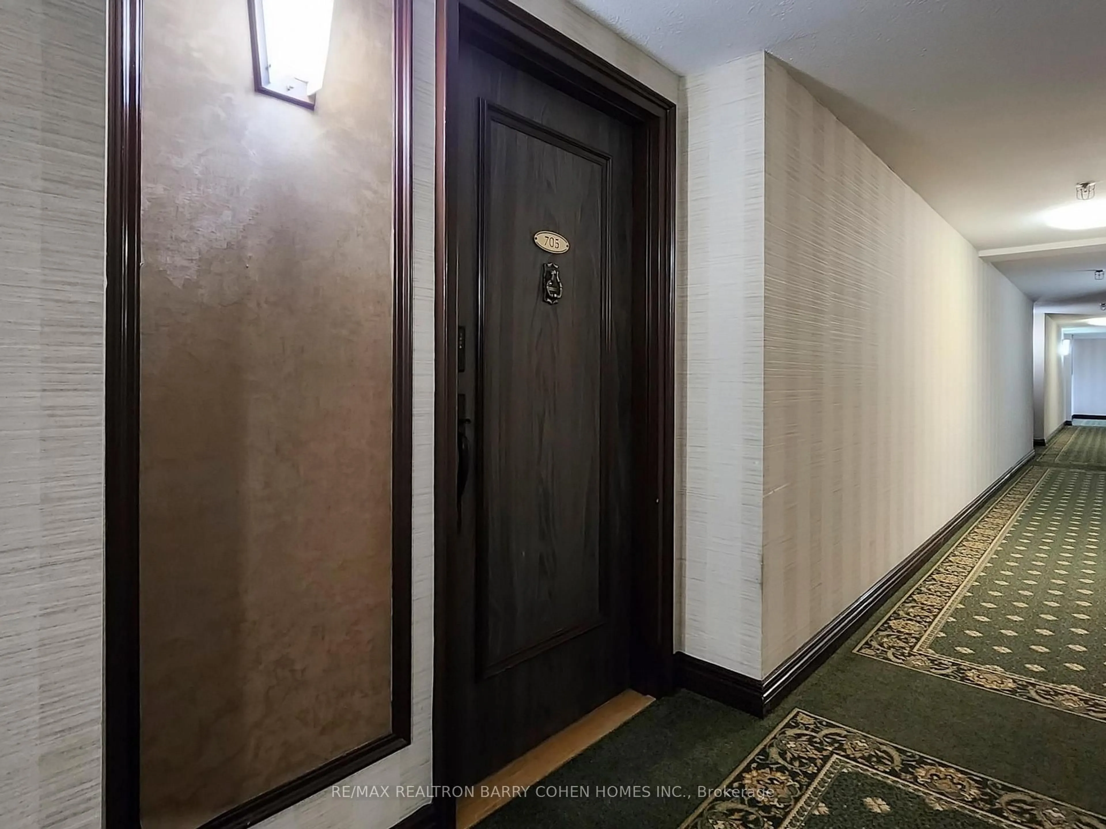 Indoor foyer for 8111 Yonge St #705, Markham Ontario L3T 4V9