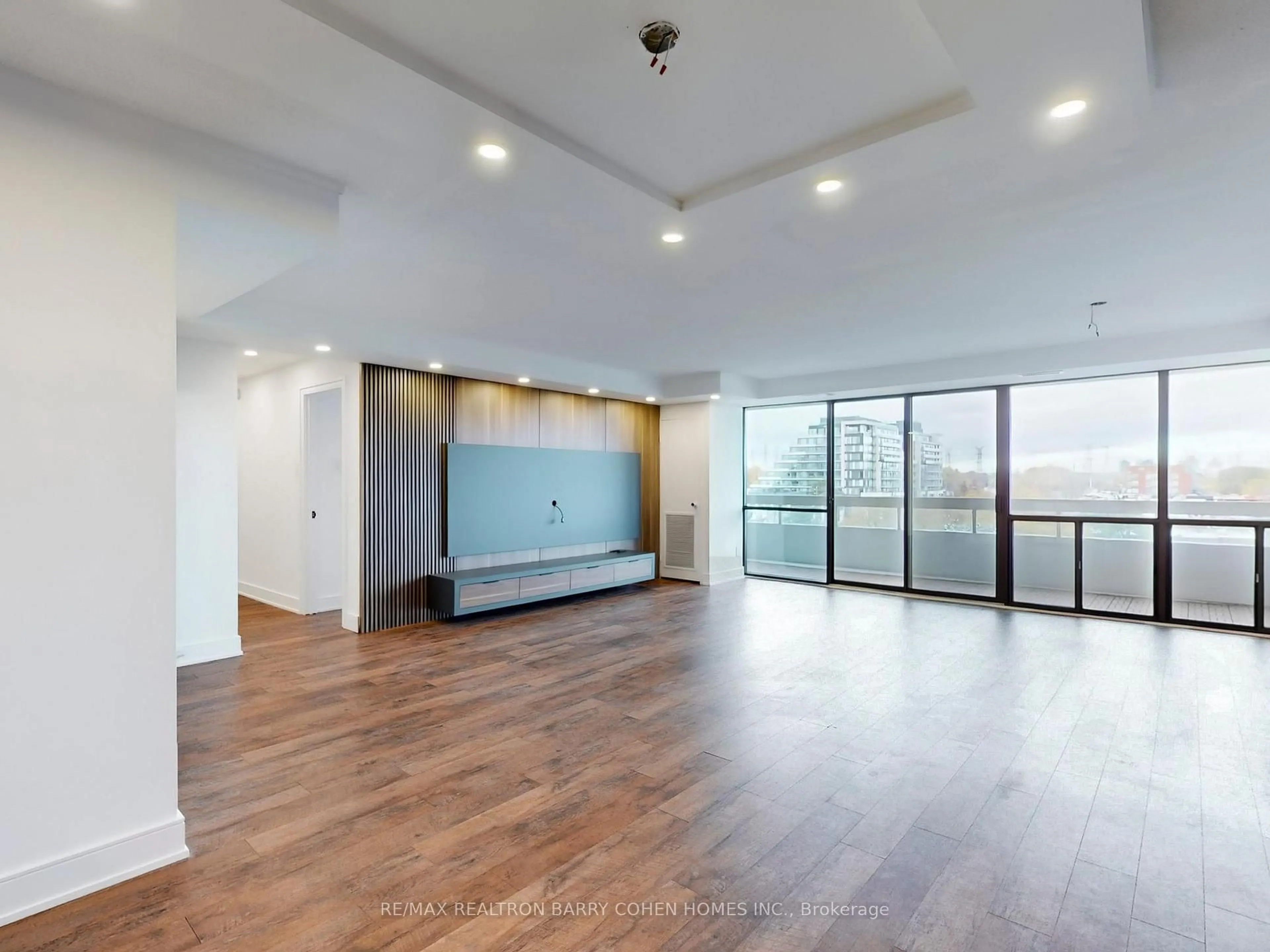 Indoor foyer for 8111 Yonge St #705, Markham Ontario L3T 4V9