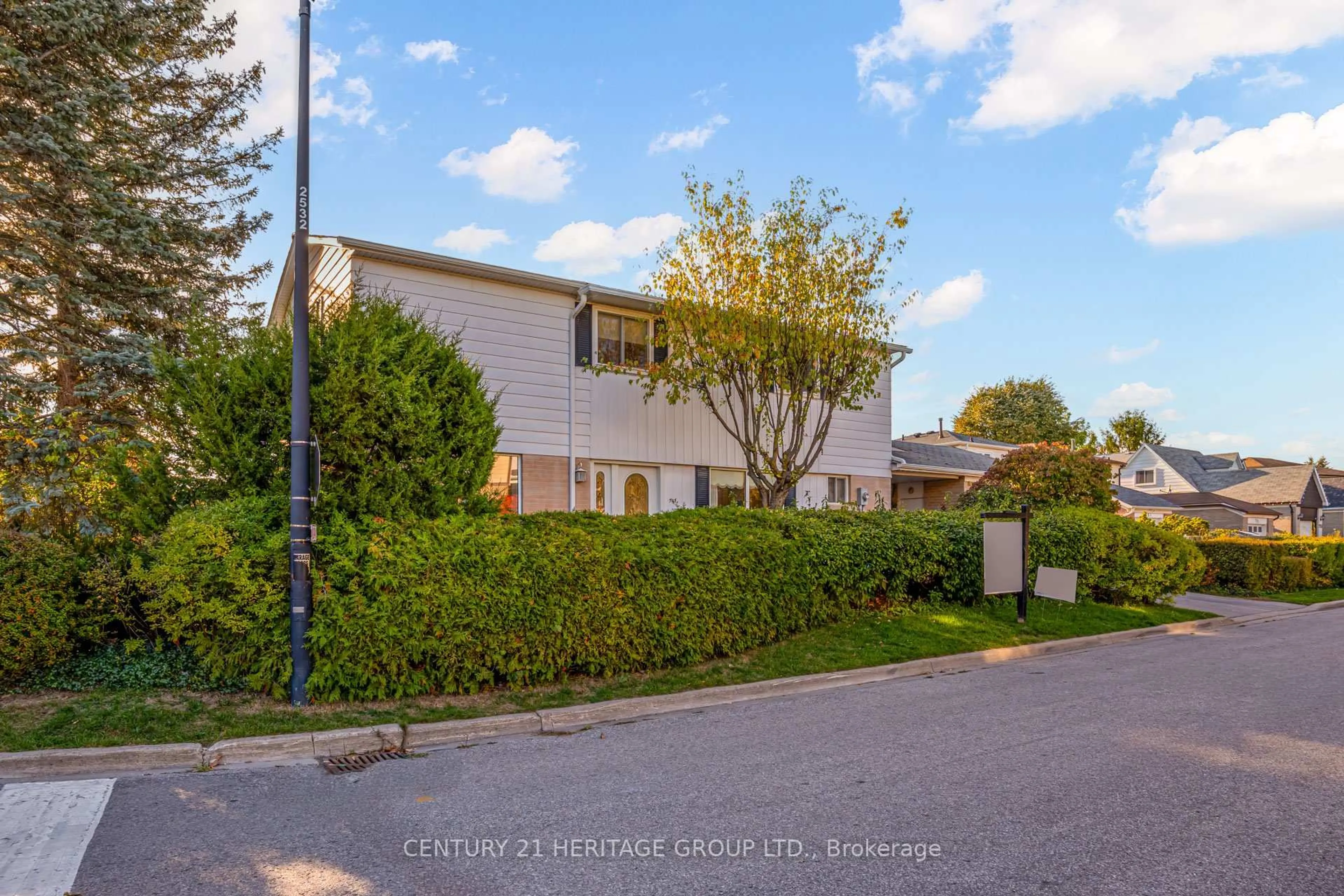 A pic from outside/outdoor area/front of a property/back of a property/a pic from drone, street for 729 Beman Dr, Newmarket Ontario L3Y 4Z3