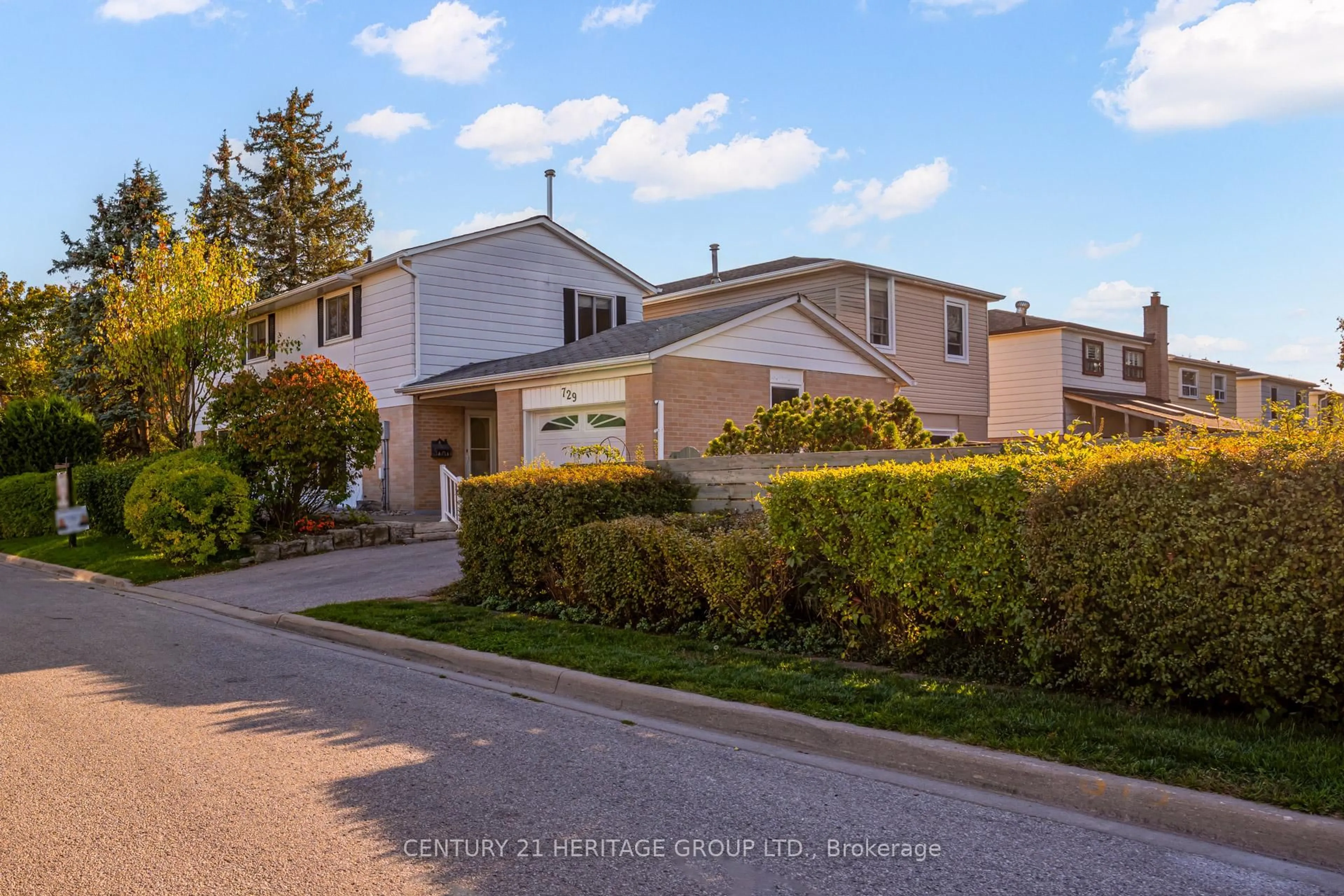 A pic from outside/outdoor area/front of a property/back of a property/a pic from drone, street for 729 Beman Dr, Newmarket Ontario L3Y 4Z3