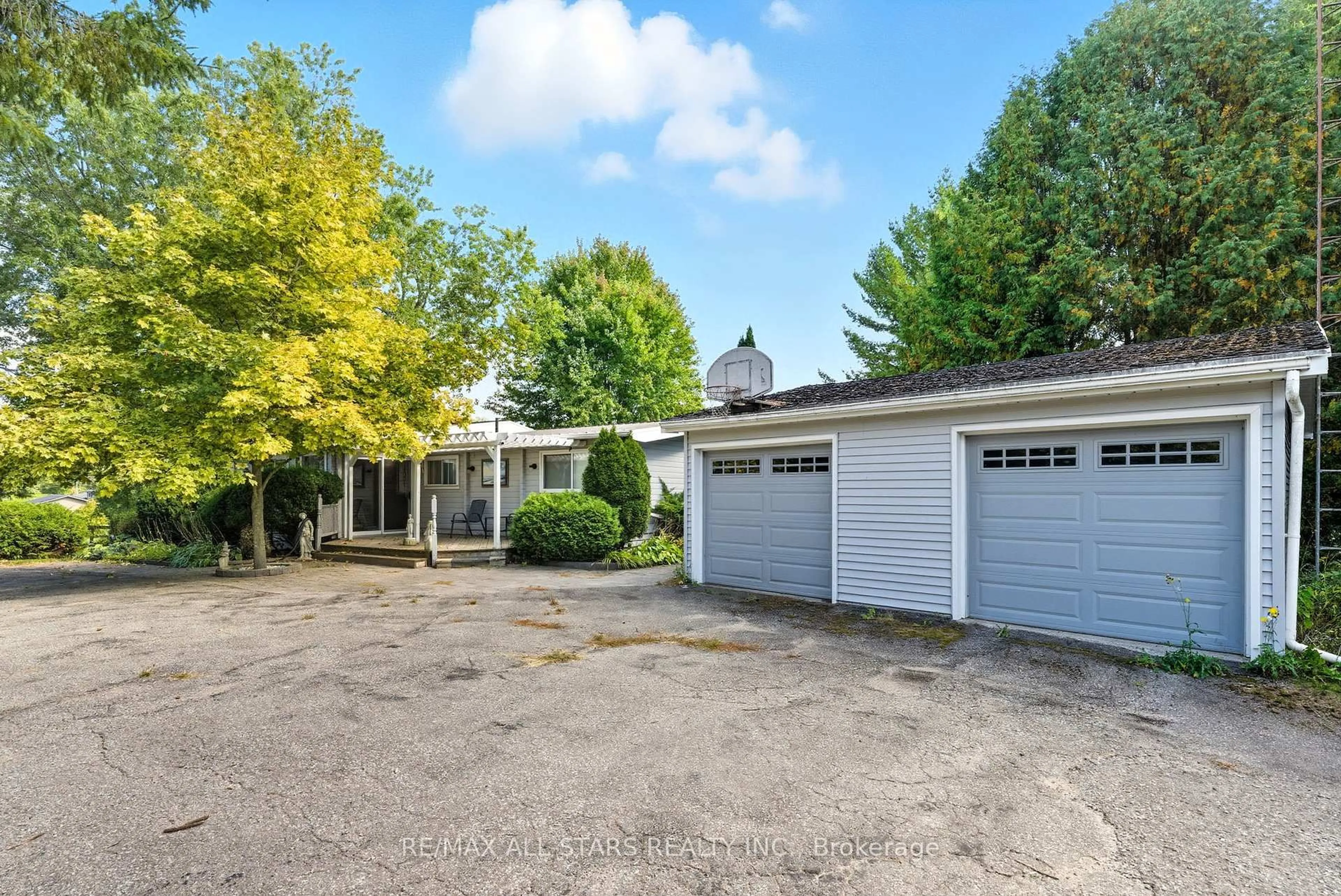 A pic from outside/outdoor area/front of a property/back of a property/a pic from drone, street for 341 Feasby Rd, Uxbridge Ontario L9P 1R1