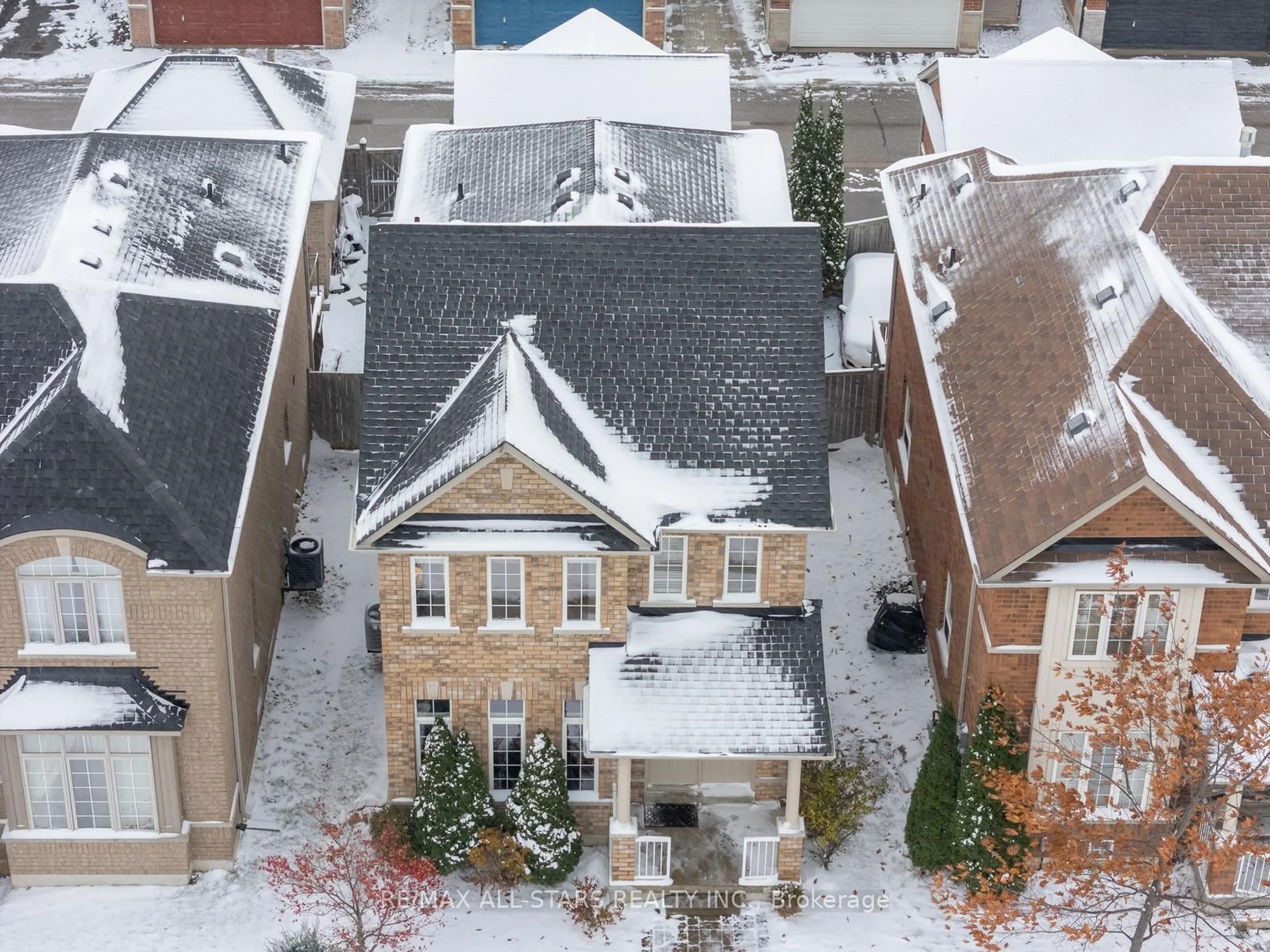 A pic from outside/outdoor area/front of a property/back of a property/a pic from drone, street for 566 Hoover Park Dr, Whitchurch-Stouffville Ontario L4A 0S8