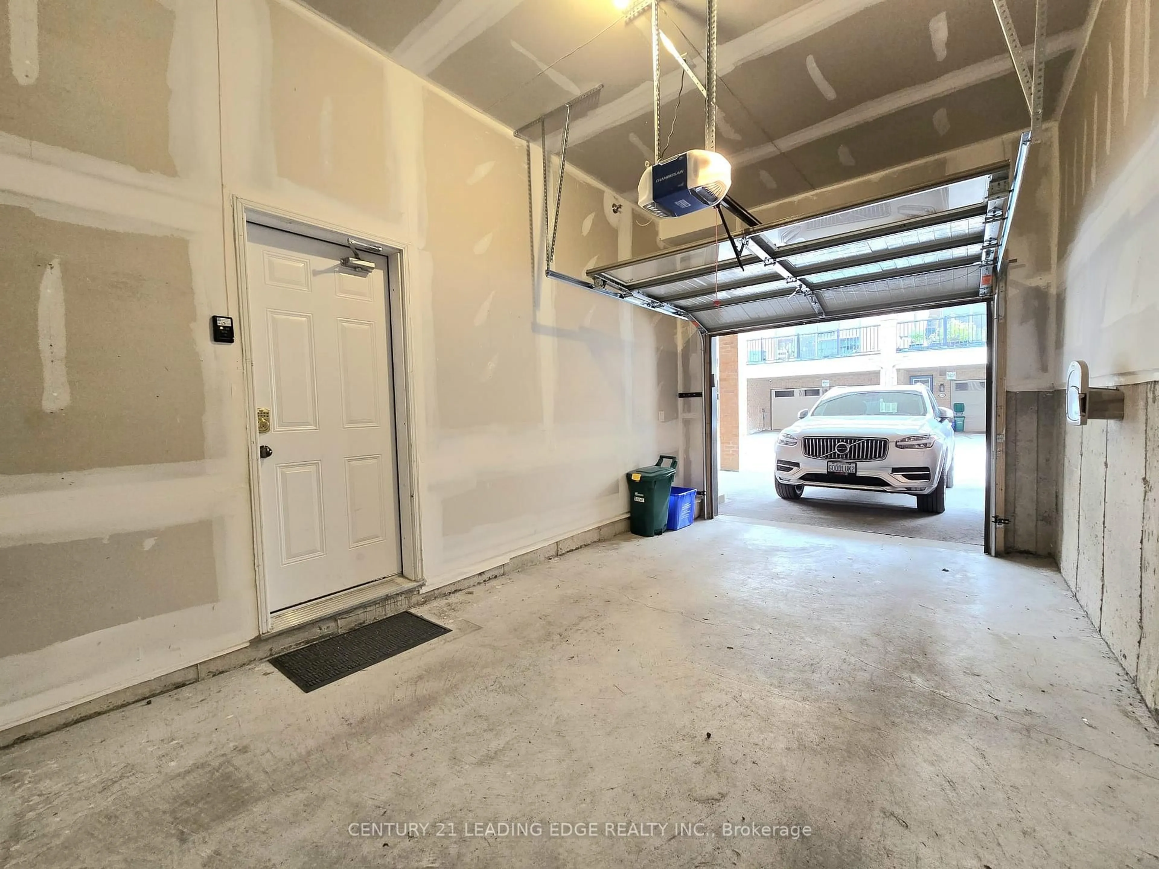 Indoor garage for 12 Cafaro Lane, Markham Ontario L6C 0Z2