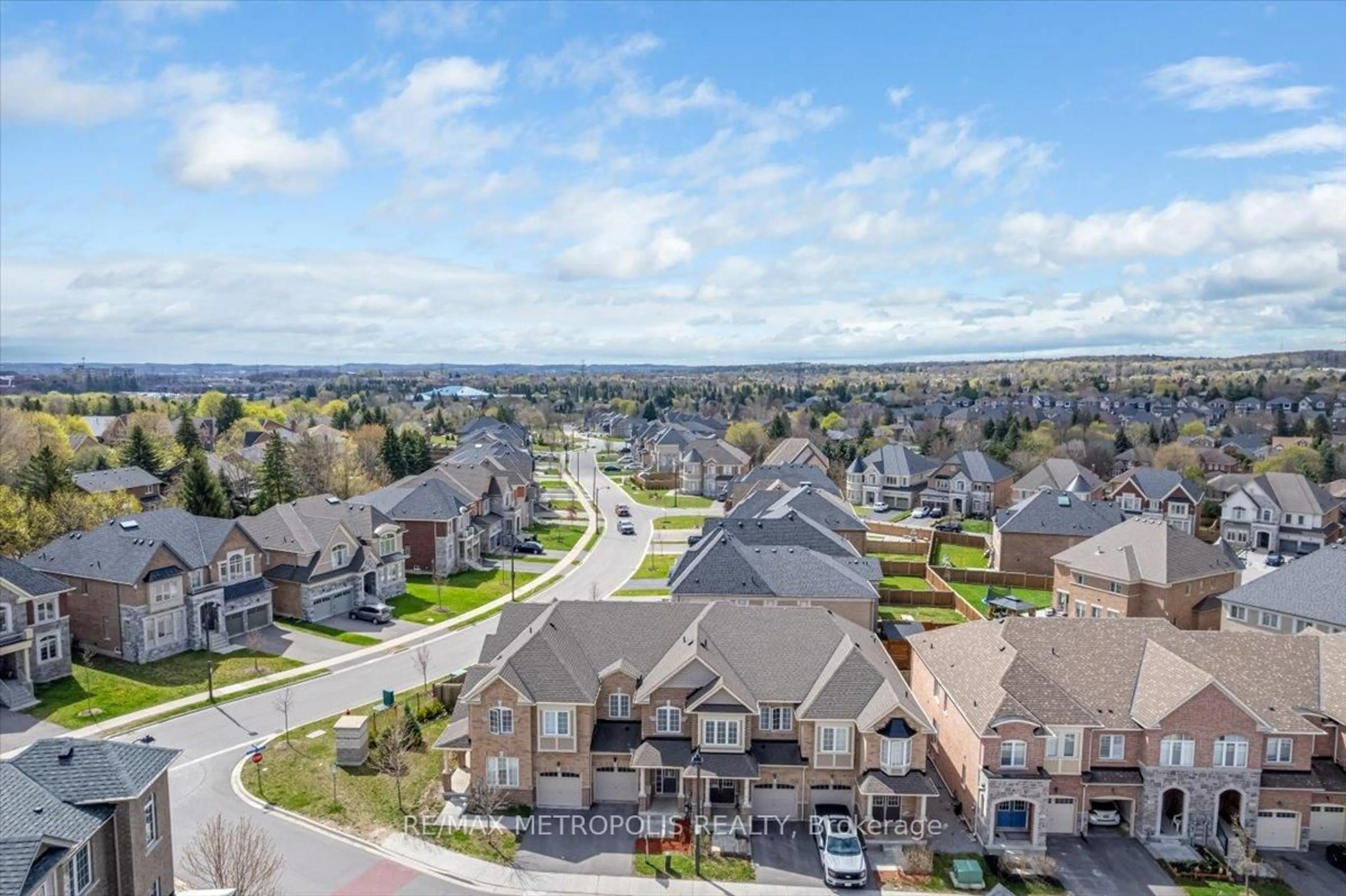 A pic from outside/outdoor area/front of a property/back of a property/a pic from drone, mountain view for 82 Dundonald Tr, Newmarket Ontario L3Y 0E3