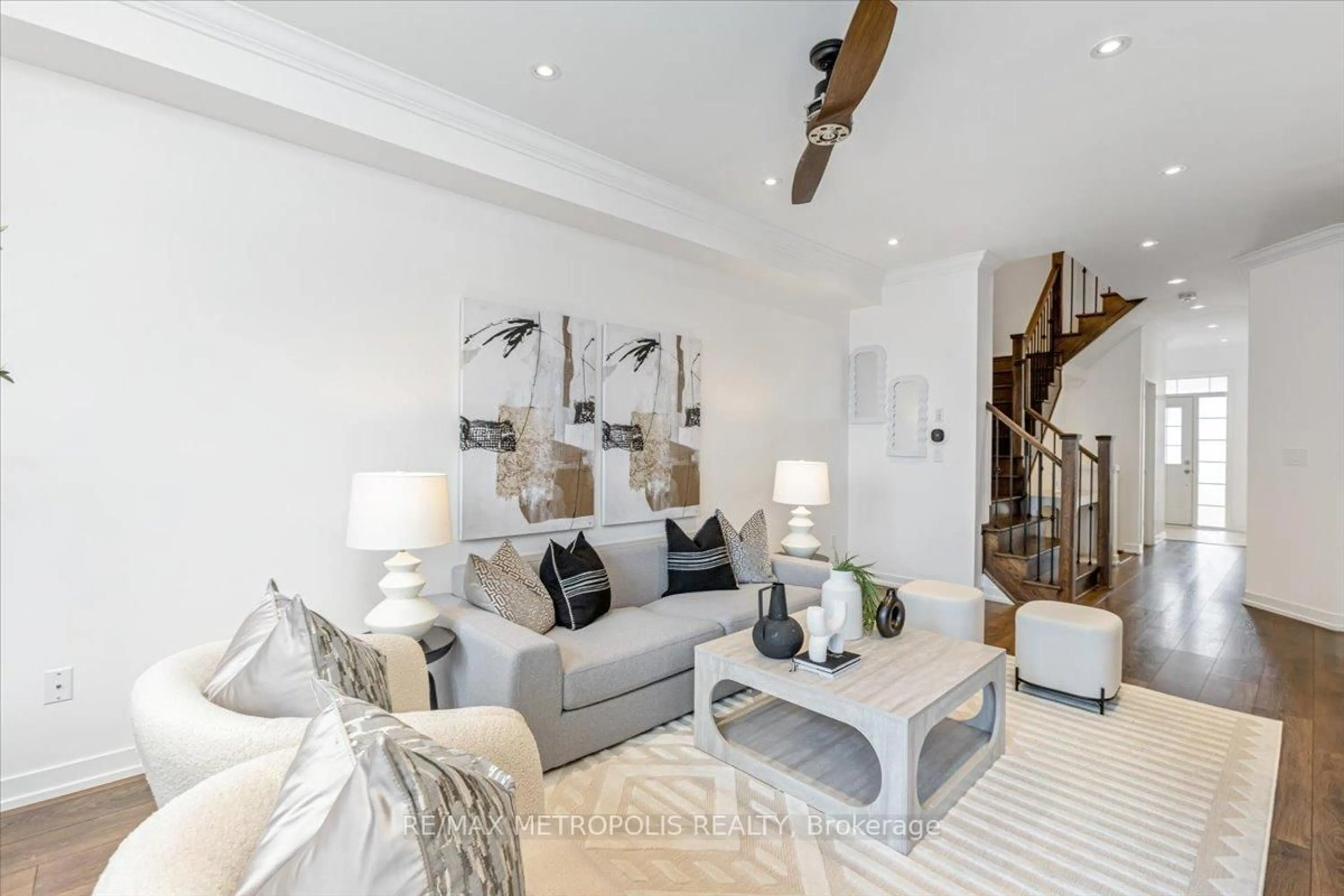 Living room with furniture, unknown for 82 Dundonald Tr, Newmarket Ontario L3Y 0E3