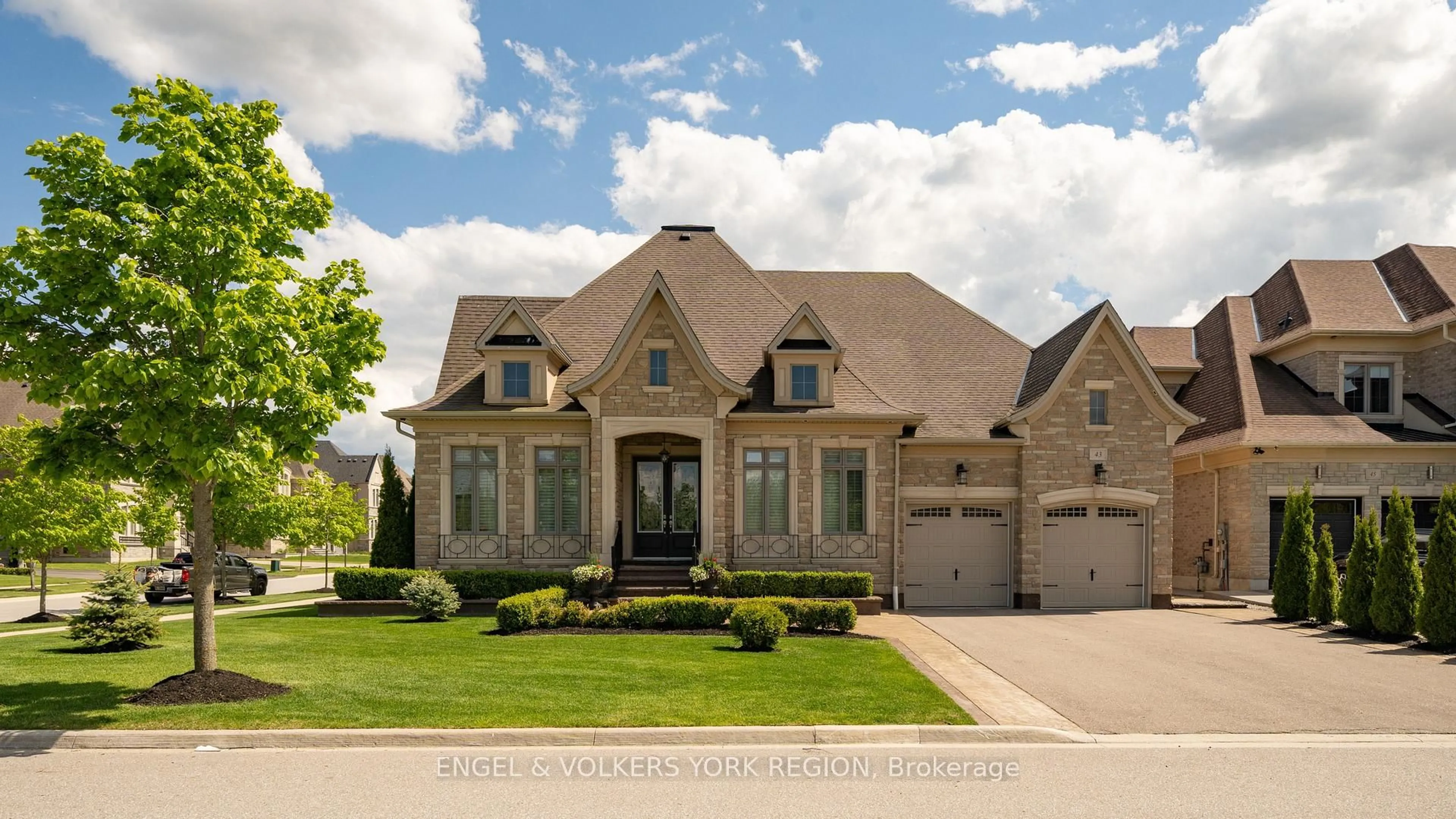 Home with brick exterior material, street for 43 James Stokes Crt, King Ontario L7B 0M8