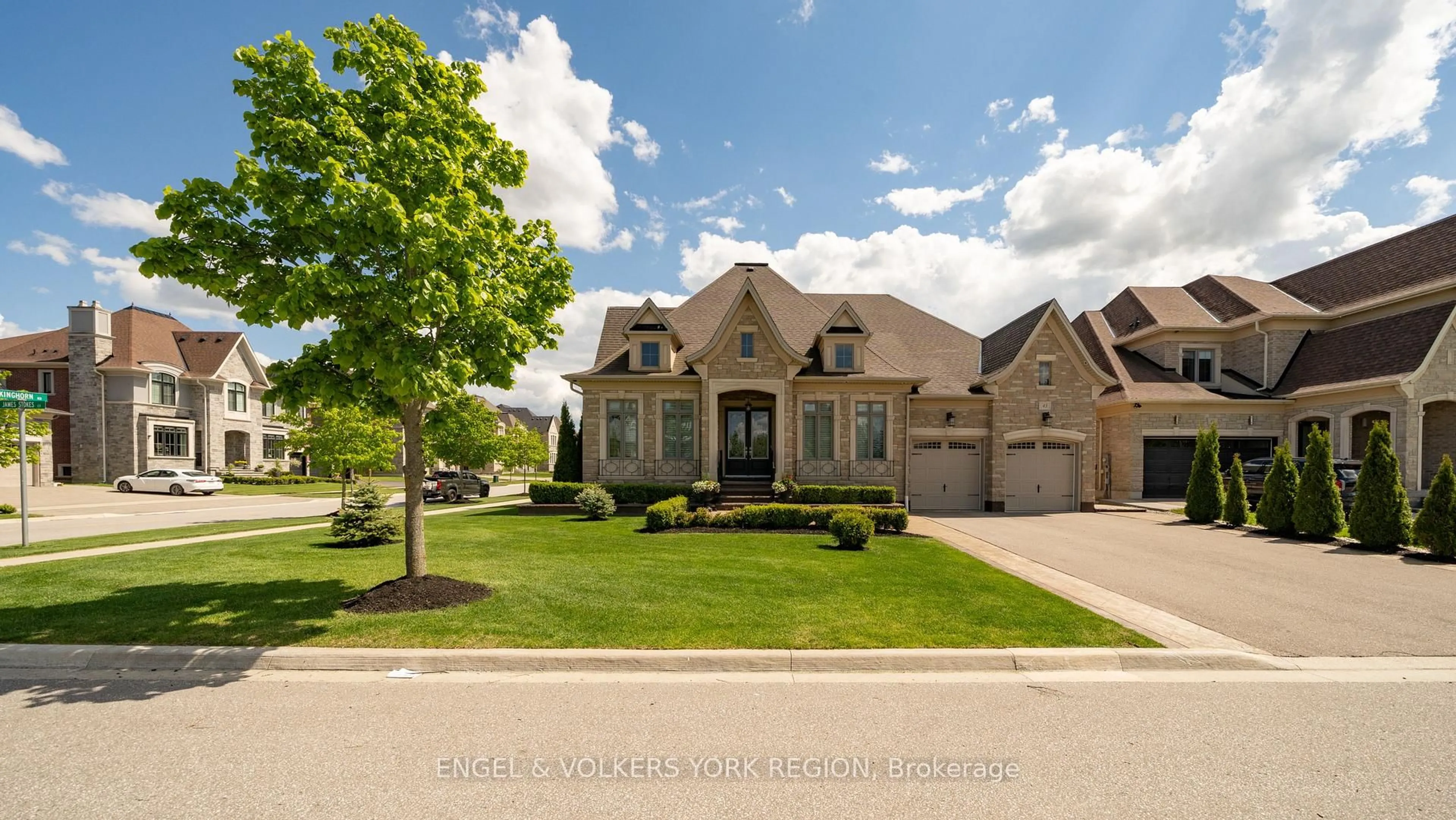 Home with brick exterior material, street for 43 James Stokes Crt, King Ontario L7B 0M8