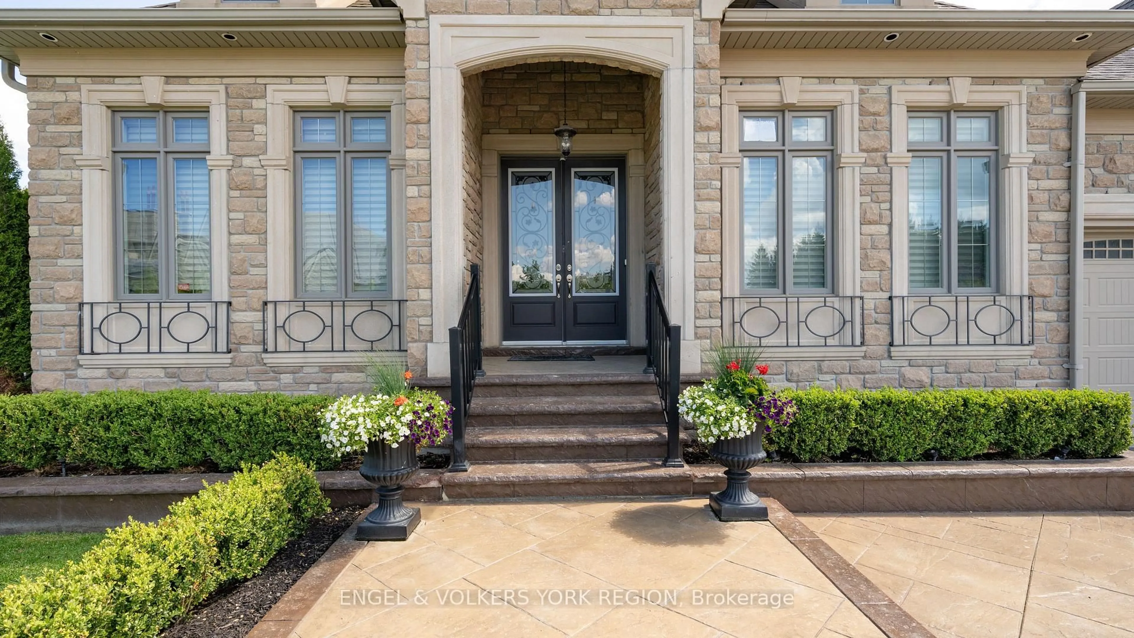 Indoor entryway for 43 James Stokes Crt, King Ontario L7B 0M8