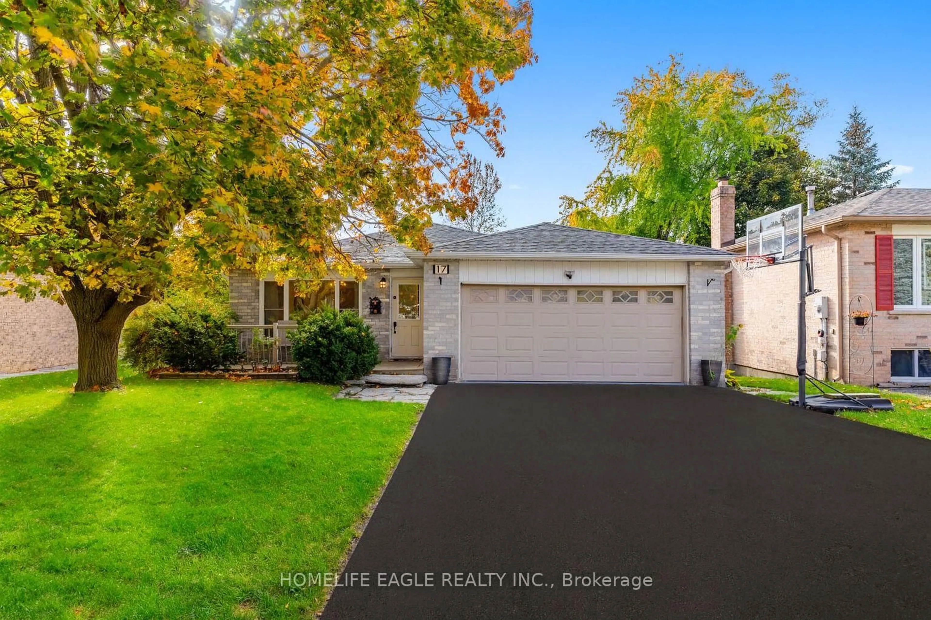 Home with vinyl exterior material, street for 17 Beckett Ave, East Gwillimbury Ontario L9N 1E6