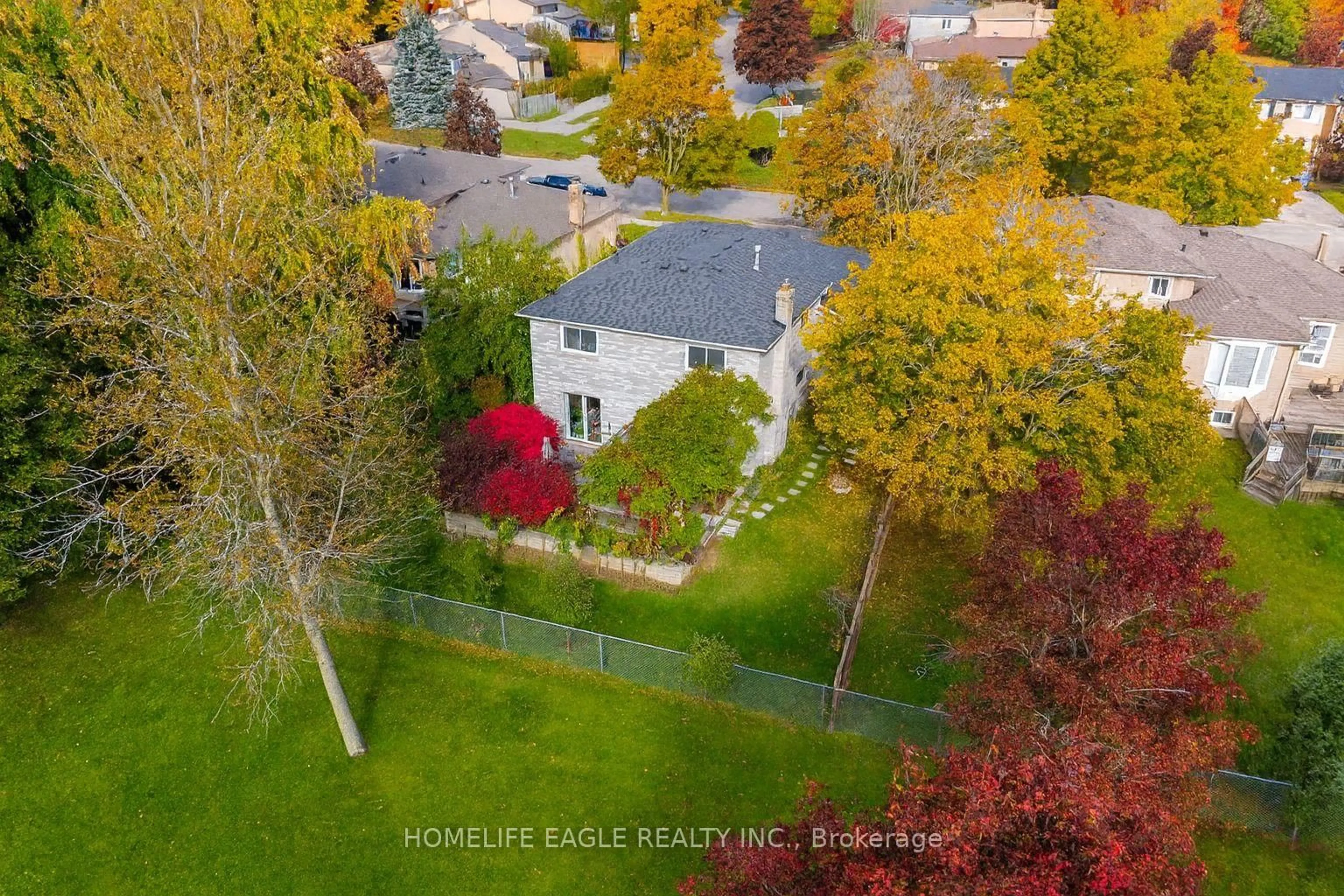 A pic from outside/outdoor area/front of a property/back of a property/a pic from drone, unknown for 17 Beckett Ave, East Gwillimbury Ontario L9N 1E6