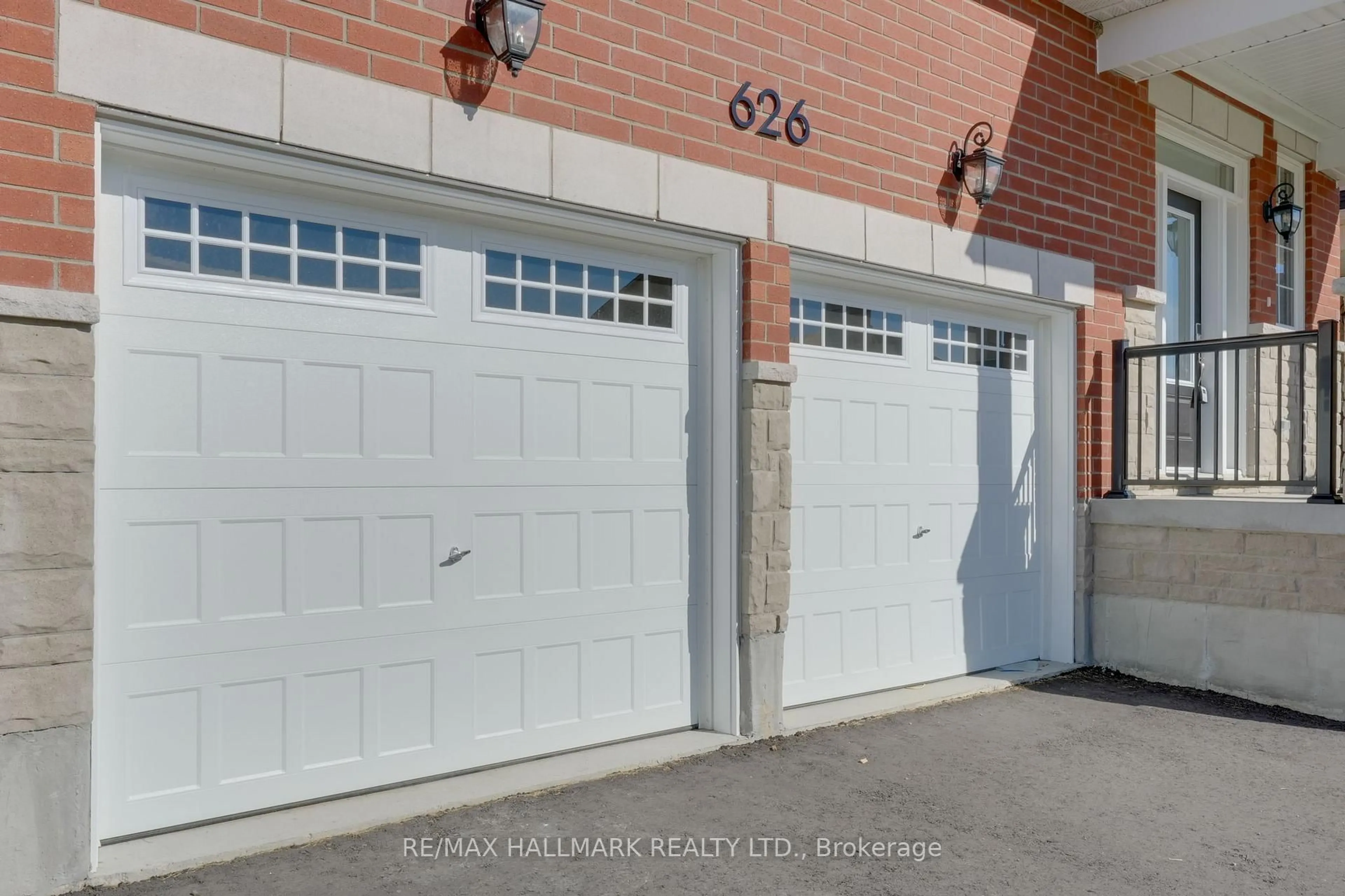 Indoor garage for 626 Newlove St, Innisfil Ontario L9S 0R9