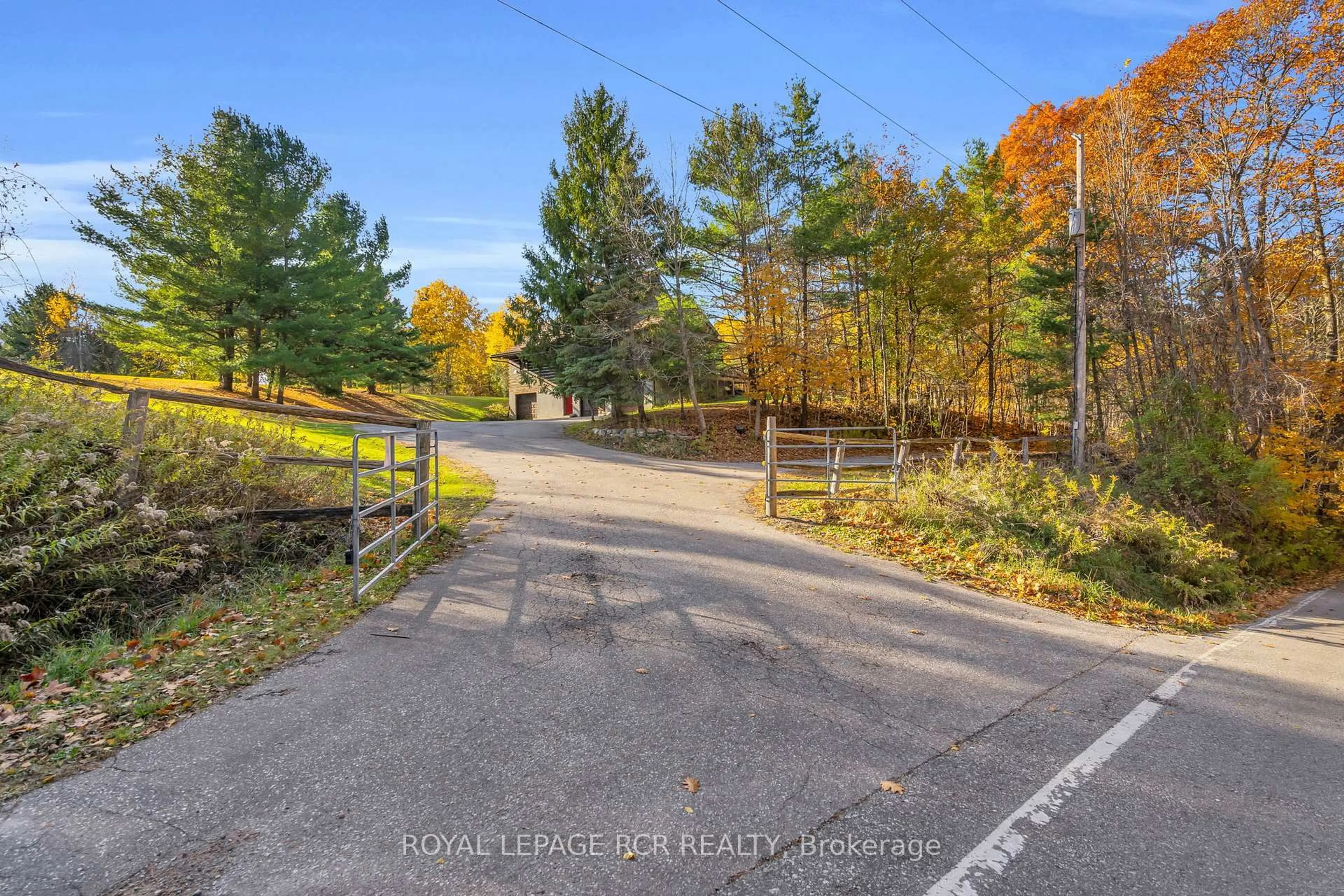 A pic from outside/outdoor area/front of a property/back of a property/a pic from drone, forest/trees view for 300 Old Bathurst St, King Ontario L7B 1K5