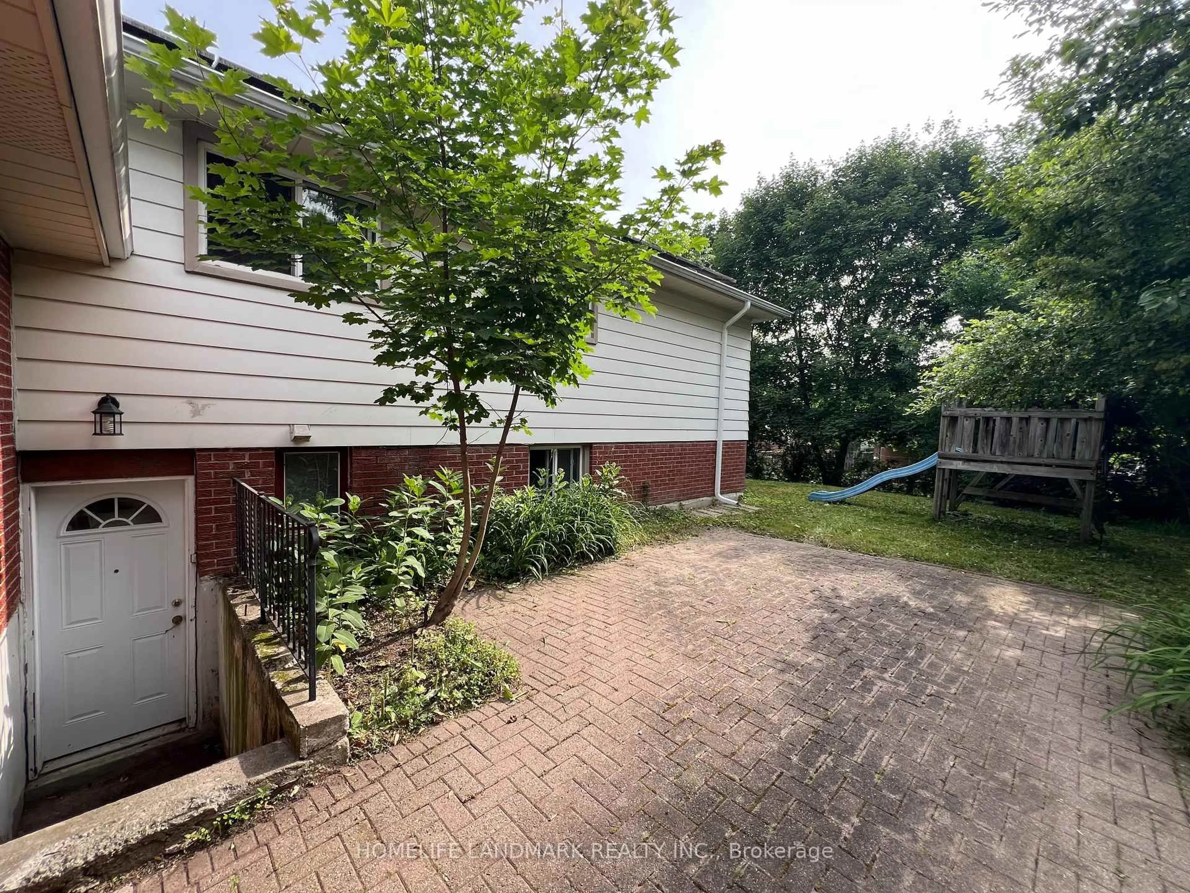 A pic from outside/outdoor area/front of a property/back of a property/a pic from drone, street for 5 Chant Cres, Markham Ontario L3R 1Y7