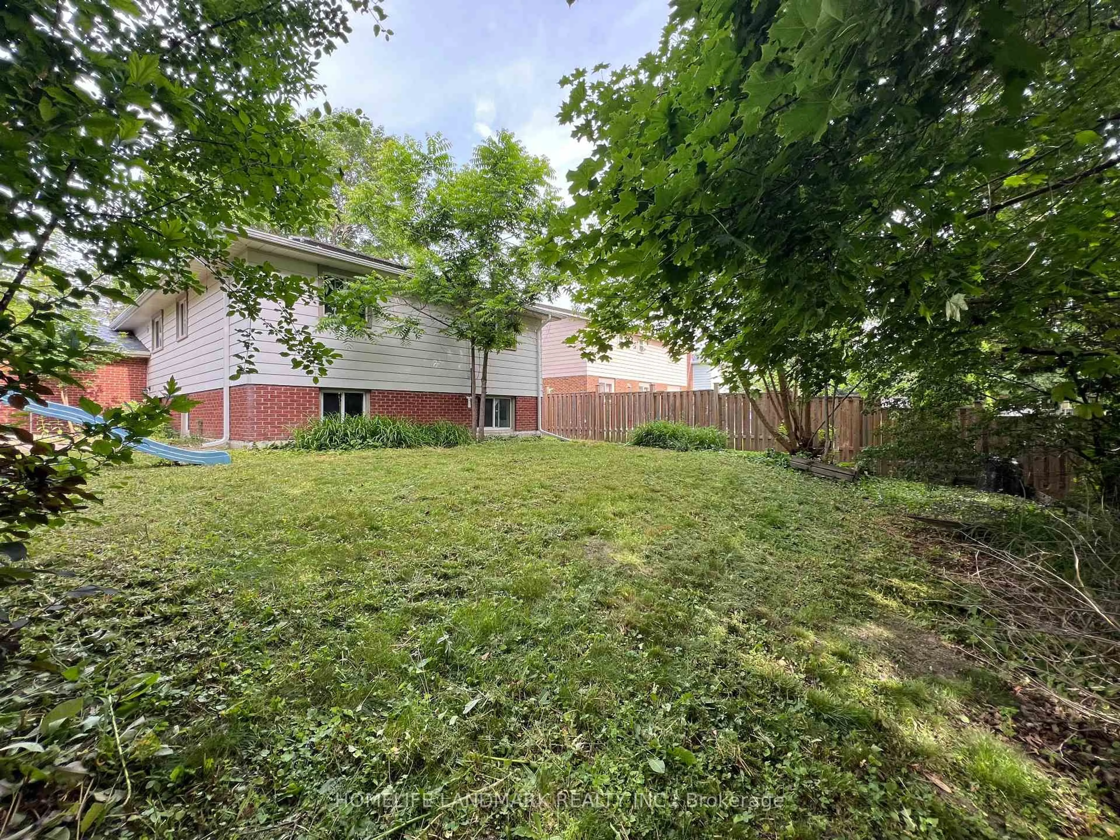 A pic from outside/outdoor area/front of a property/back of a property/a pic from drone, unknown for 5 Chant Cres, Markham Ontario L3R 1Y7