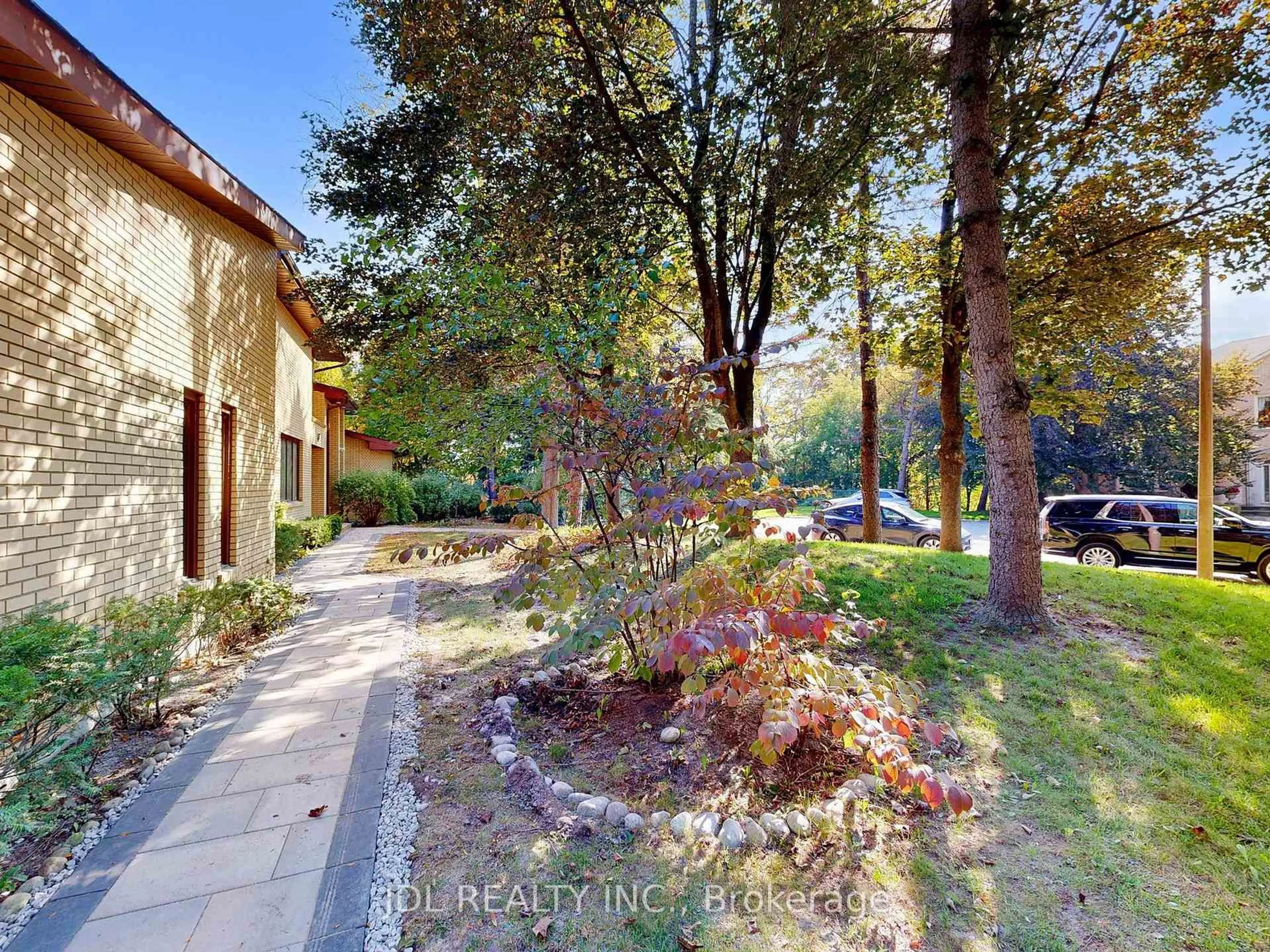 A pic from outside/outdoor area/front of a property/back of a property/a pic from drone, street for 11 Moodie Dr, Richmond Hill Ontario L4C 8C9