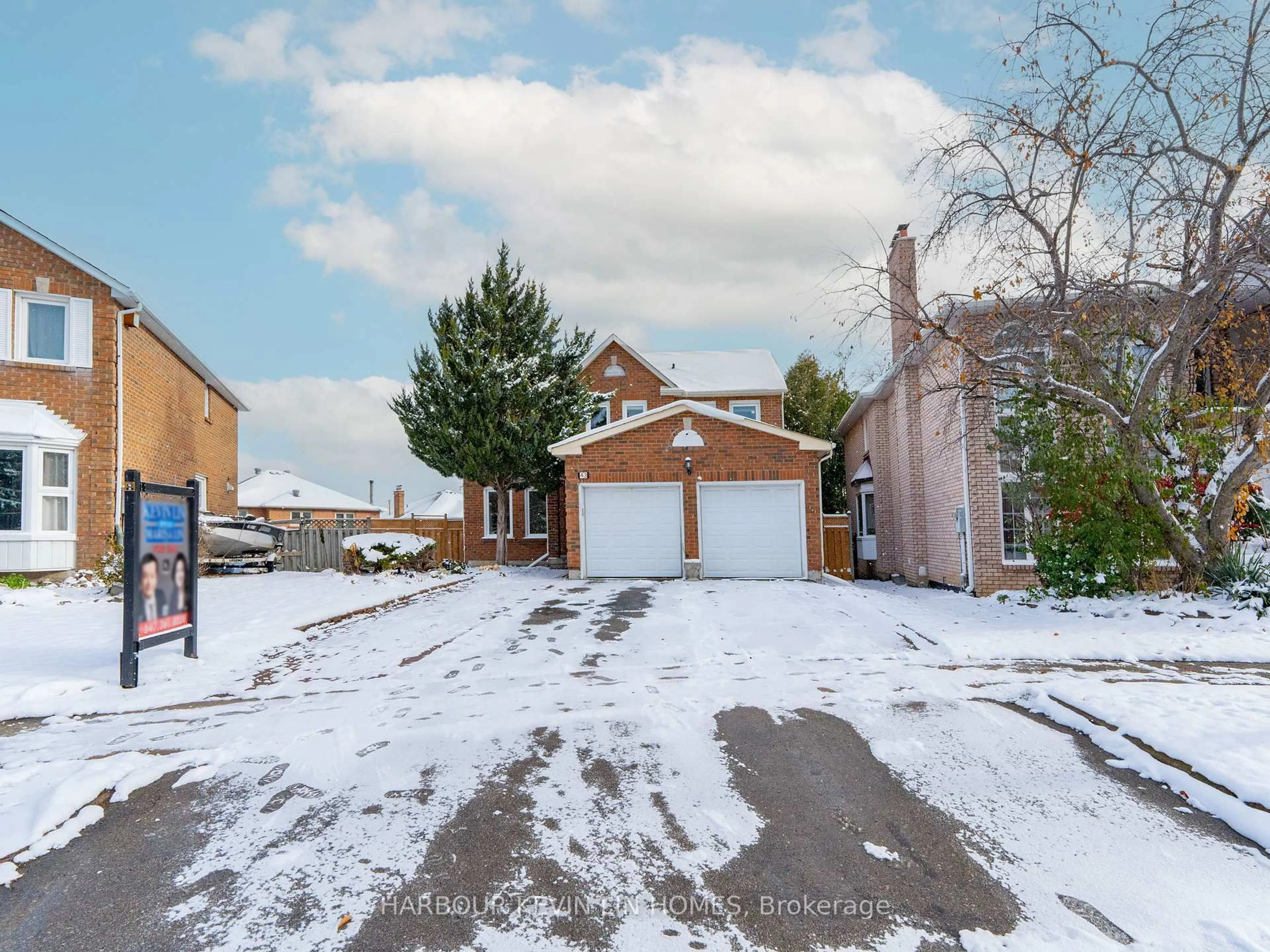 A pic from outside/outdoor area/front of a property/back of a property/a pic from drone, street for 43 Piccadilly Rd, Richmond Hill Ontario L4B 1S9