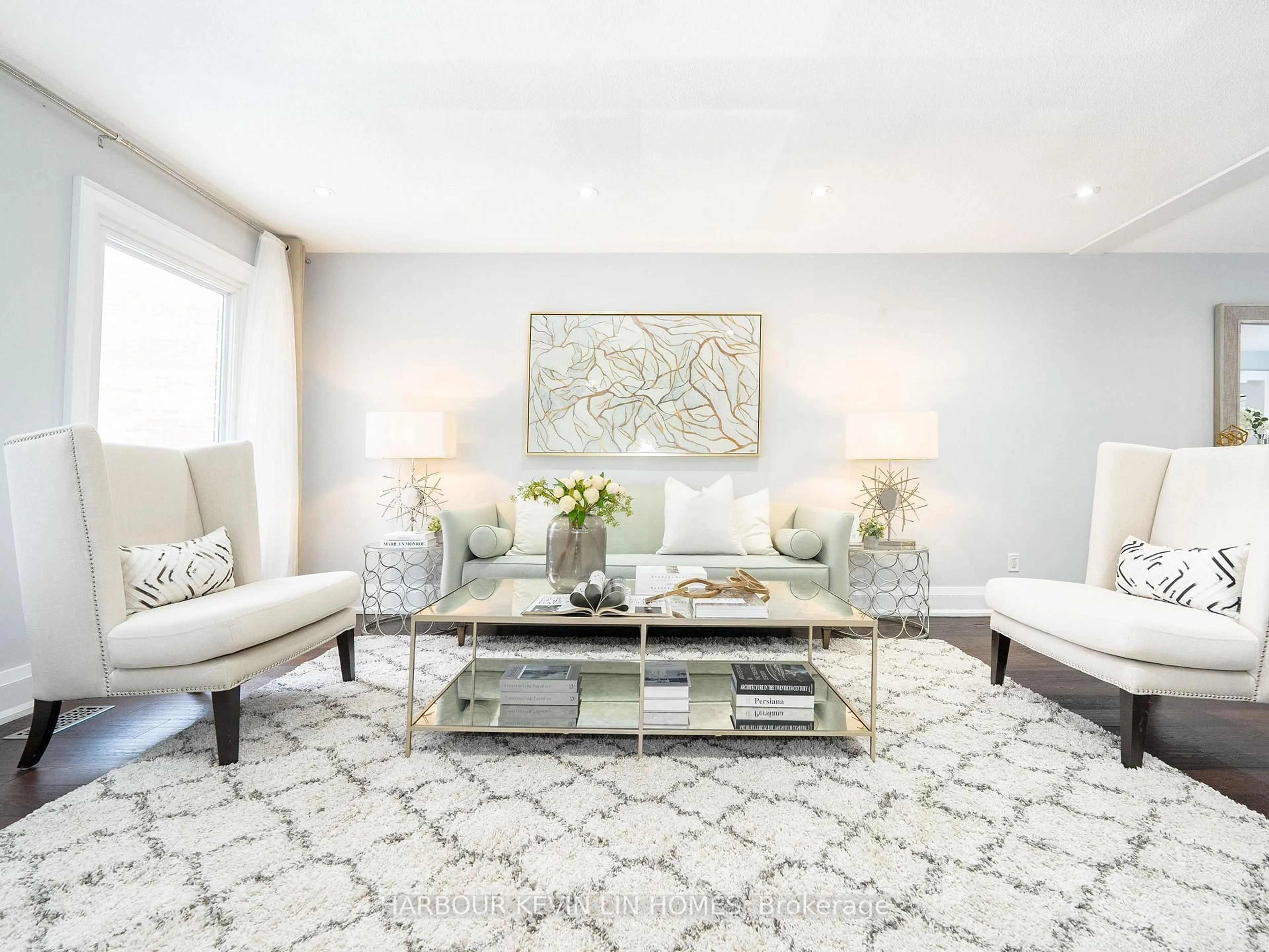 Living room with furniture, carpet floor for 43 Piccadilly Rd, Richmond Hill Ontario L4B 1S9