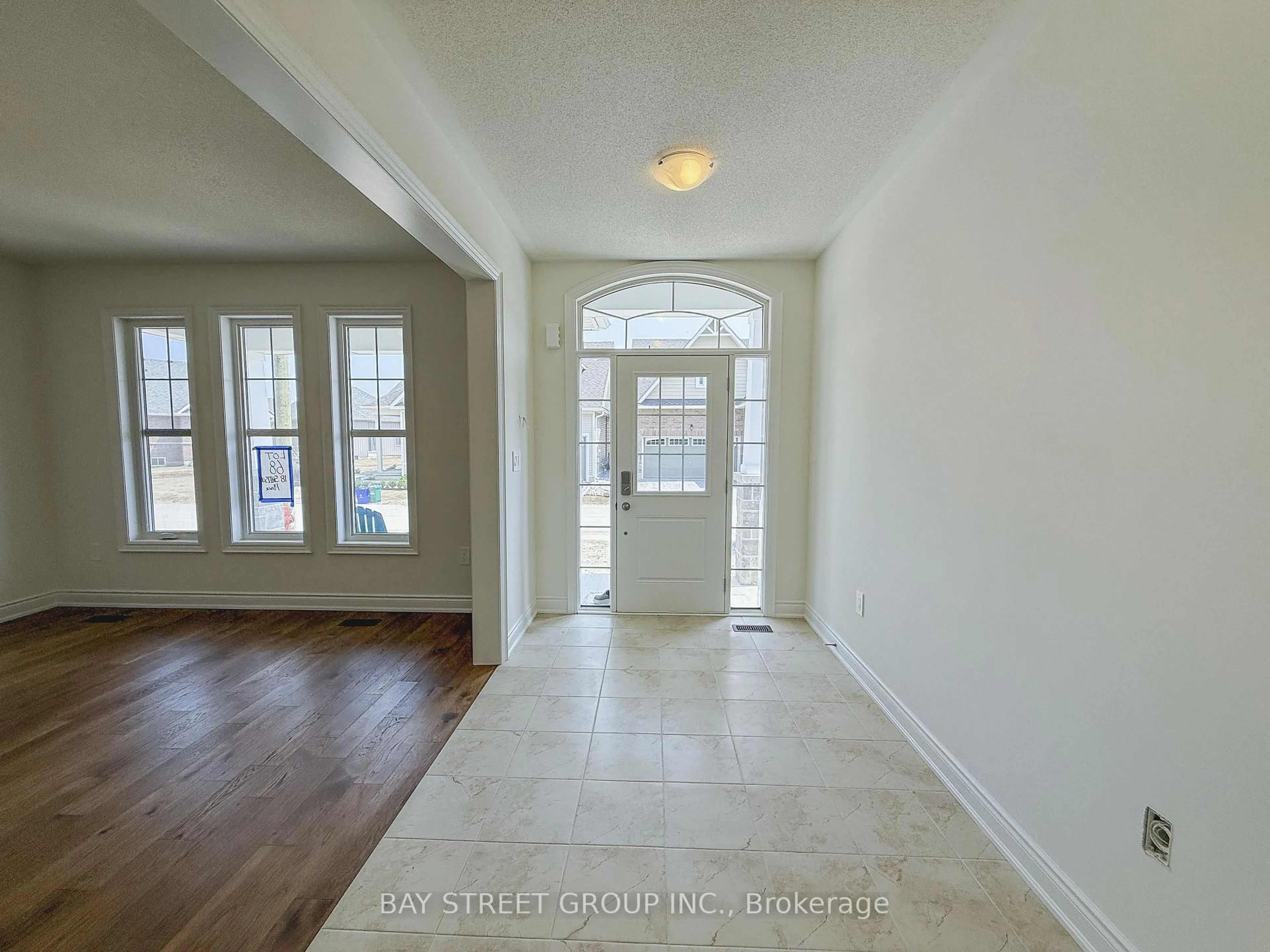 Indoor entryway for 18 Shelson Pl, Georgina Ontario L0E 1R0