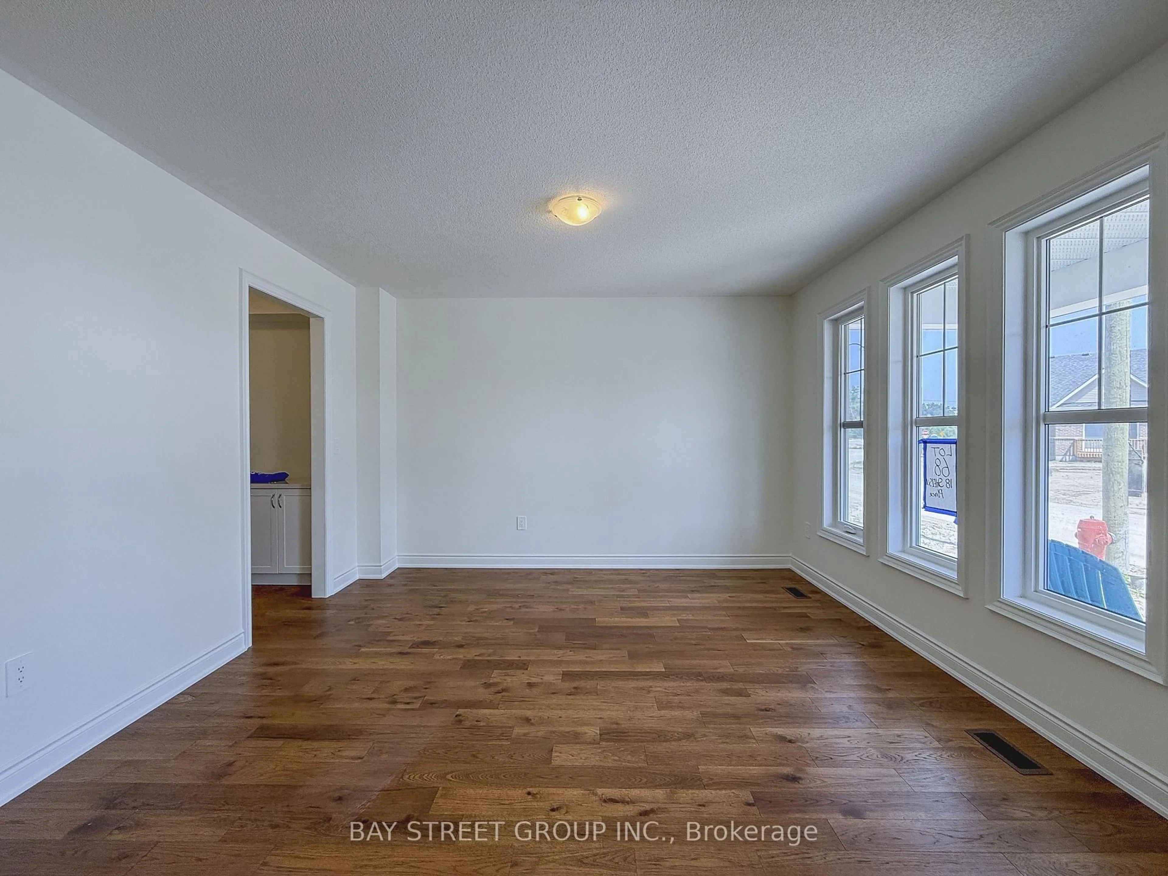 A pic of a room for 18 Shelson Pl, Georgina Ontario L0E 1R0