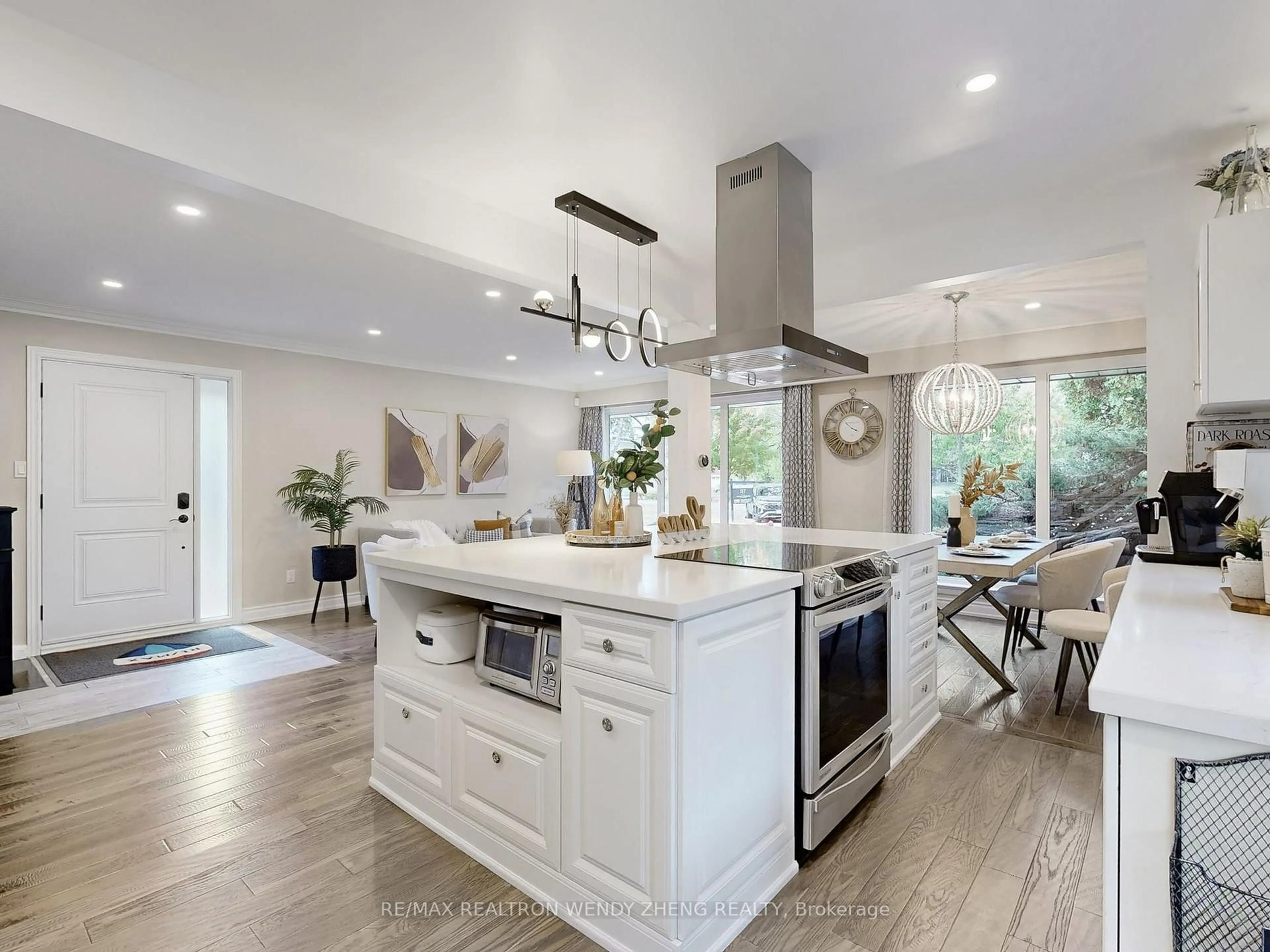 Open concept kitchen, ceramic/tile floor for 164 Kenvale Crt, Richmond Hill Ontario L4C 4S9